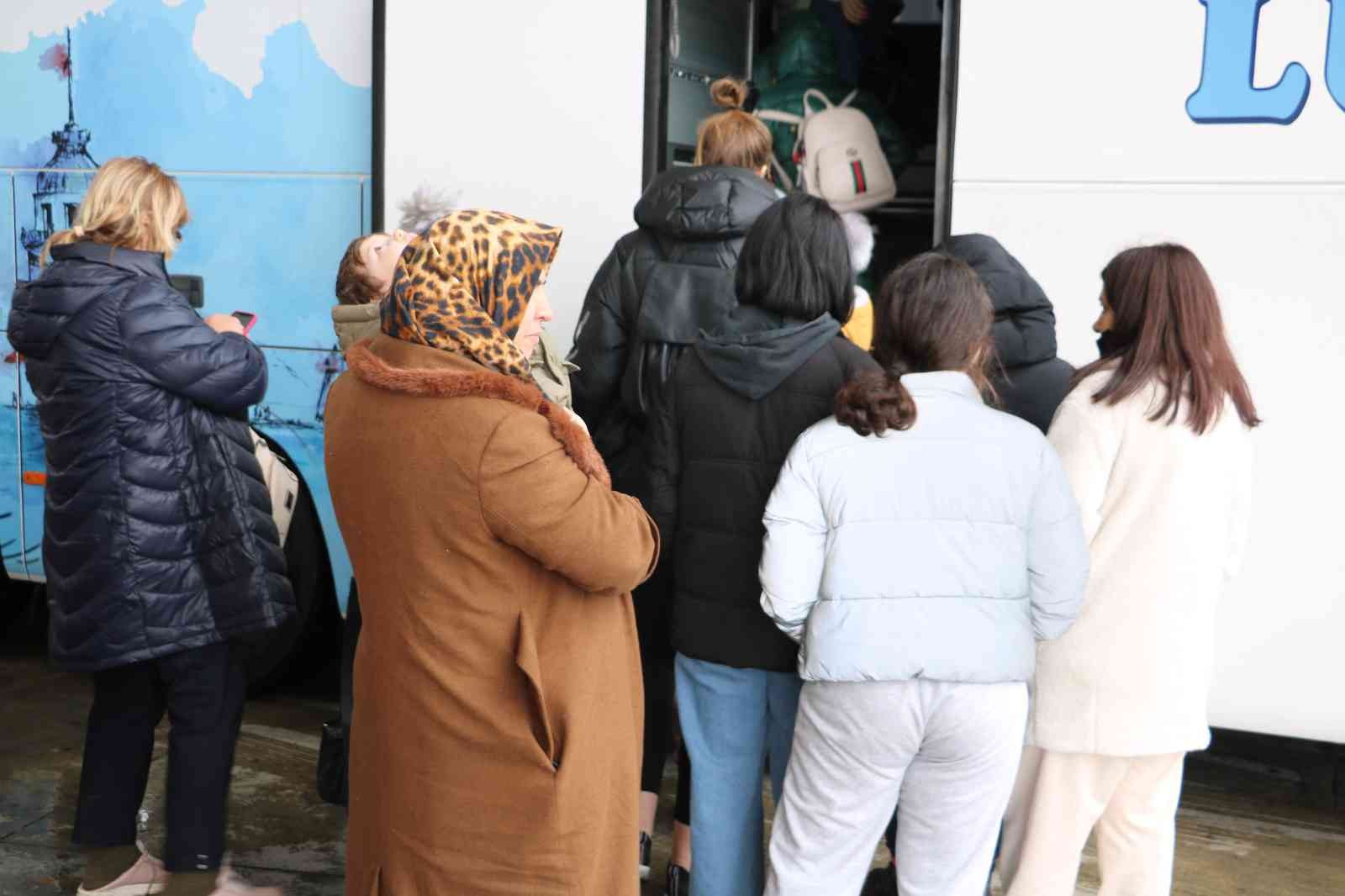 Rusya’nın Ukrayna’ya saldırısı üzerine tahliye edilen 220 Türk vatandaşı daha otobüslerle Türkiye’ye geldi. 11 yaşındaki kızını Ukrayna’da ...