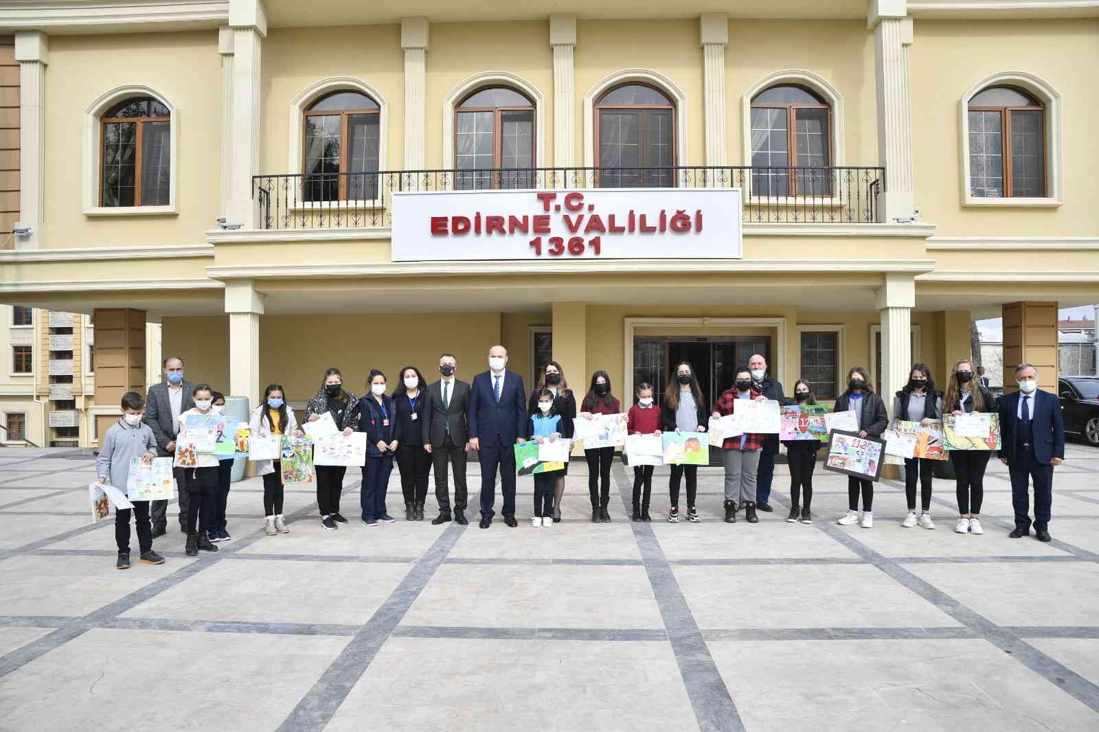 112 Acil Çağrı Merkezi Müdürlüğü tarafından 112 Günü etkinlikleri kapsamında düzenlenen ’112 Hayat Kurtarır’ temalı resim yarışmasında öğrenciler ...