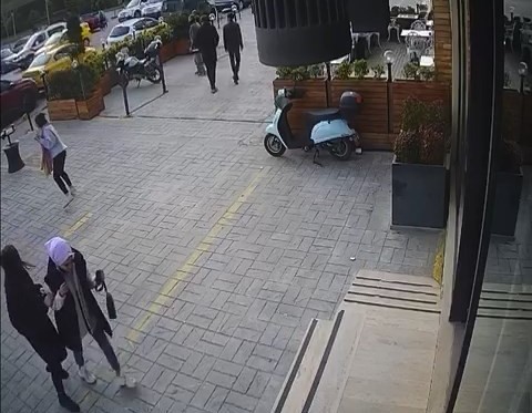 Bursa’da cinnet geçiren polis memuru, boşandığı öğretmen eşini silahla vurup öldürmüştü. Eşinin yanındaki müteahhiti de ağır yaralayan polis ...