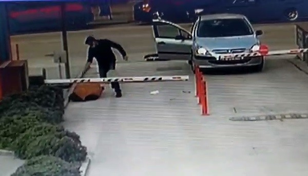 Bursa’da cinnet geçiren polis memuru, boşandığı öğretmen eşini silahla vurup öldürmüştü. Eşinin yanındaki müteahhiti de ağır yaralayan polis ...