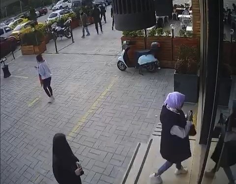 Bursa’da cinnet geçiren polis memuru, boşandığı öğretmen eşini silahla vurup öldürmüştü. Eşinin yanındaki müteahhiti de ağır yaralayan polis ...