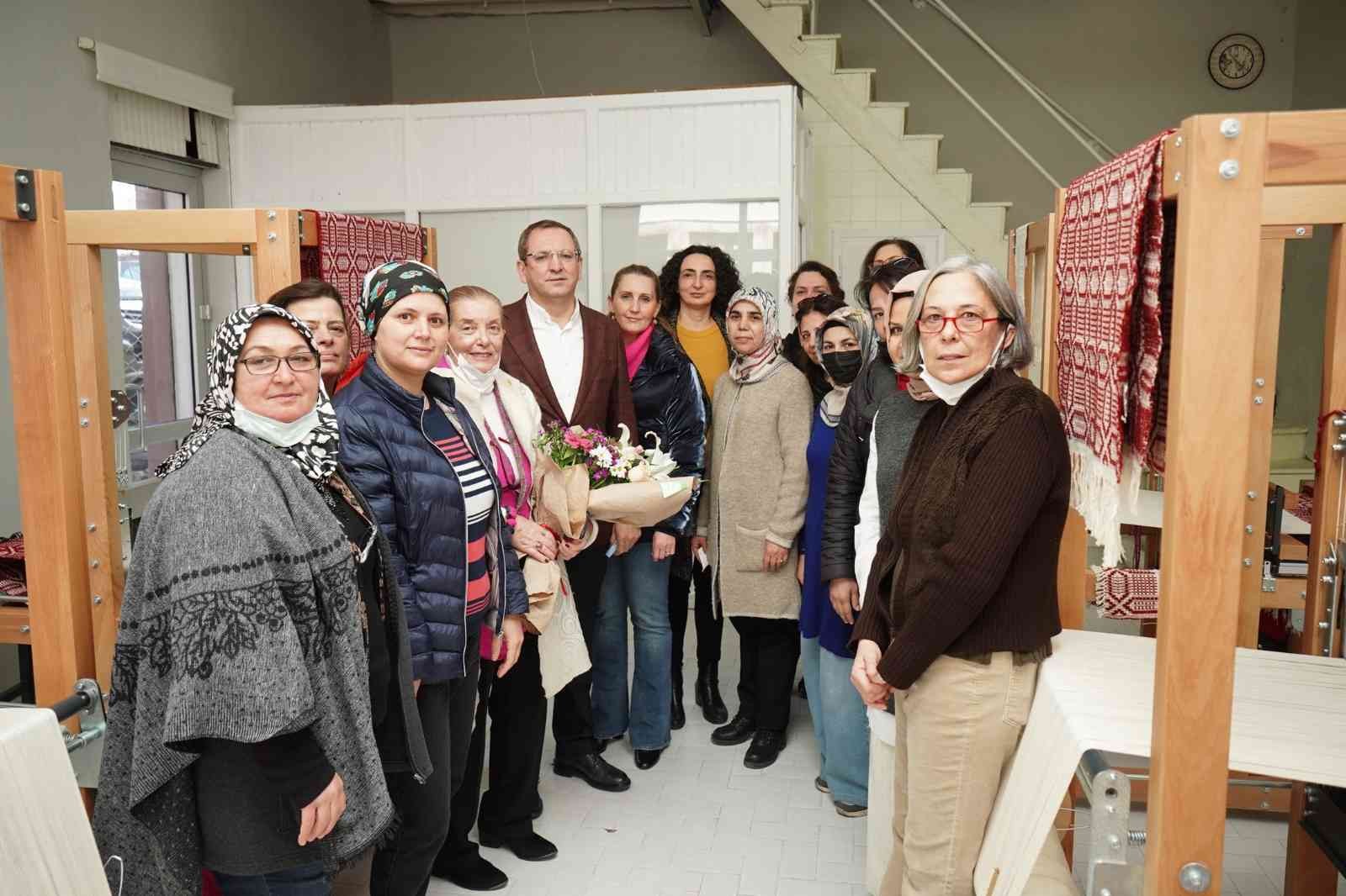 Balıkesir’in Ayvalık ilçesinde, sanatsal ve sosyal hayata verdiği desteklerle bilinen ilçenin sevilen ismi “Ayvalık Gönüllüsü” Aysel Namlı’nın ...