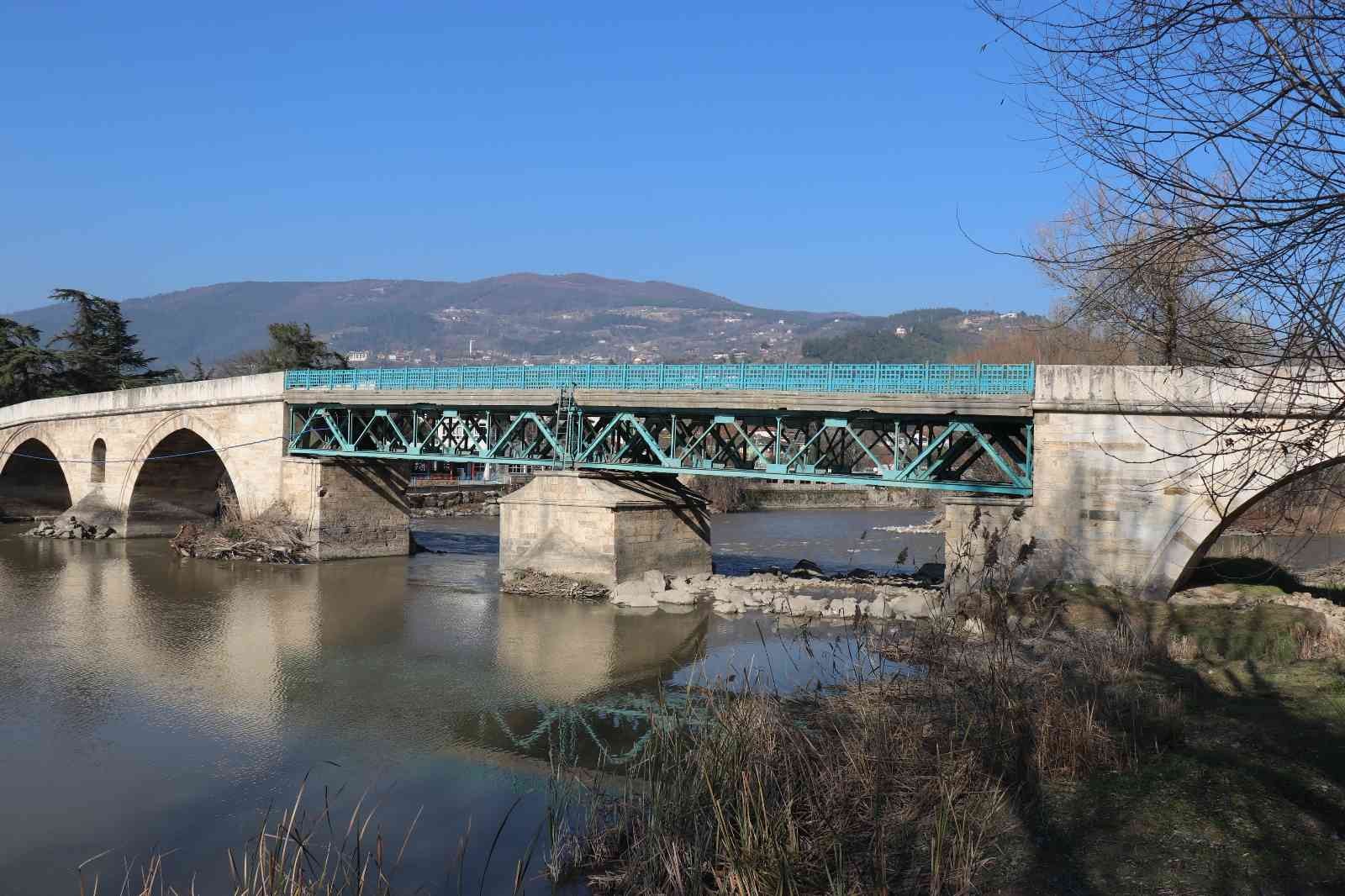 Sakarya’nın Geyve İlçesinde 2. Beyazıt tarafından yaptırılan ve 527 yıllık tarihi olan köprü bölge halkına hizmet vermeye devam ediyor. Sakarya ...