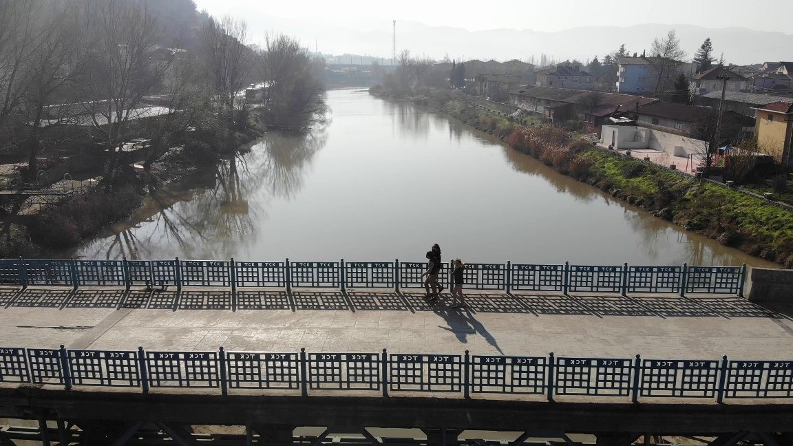 Sakarya’nın Geyve İlçesinde 2. Beyazıt tarafından yaptırılan ve 527 yıllık tarihi olan köprü bölge halkına hizmet vermeye devam ediyor. Sakarya ...