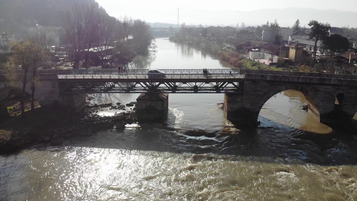 Sakarya’nın Geyve İlçesinde 2. Beyazıt tarafından yaptırılan ve 527 yıllık tarihi olan köprü bölge halkına hizmet vermeye devam ediyor. Sakarya ...