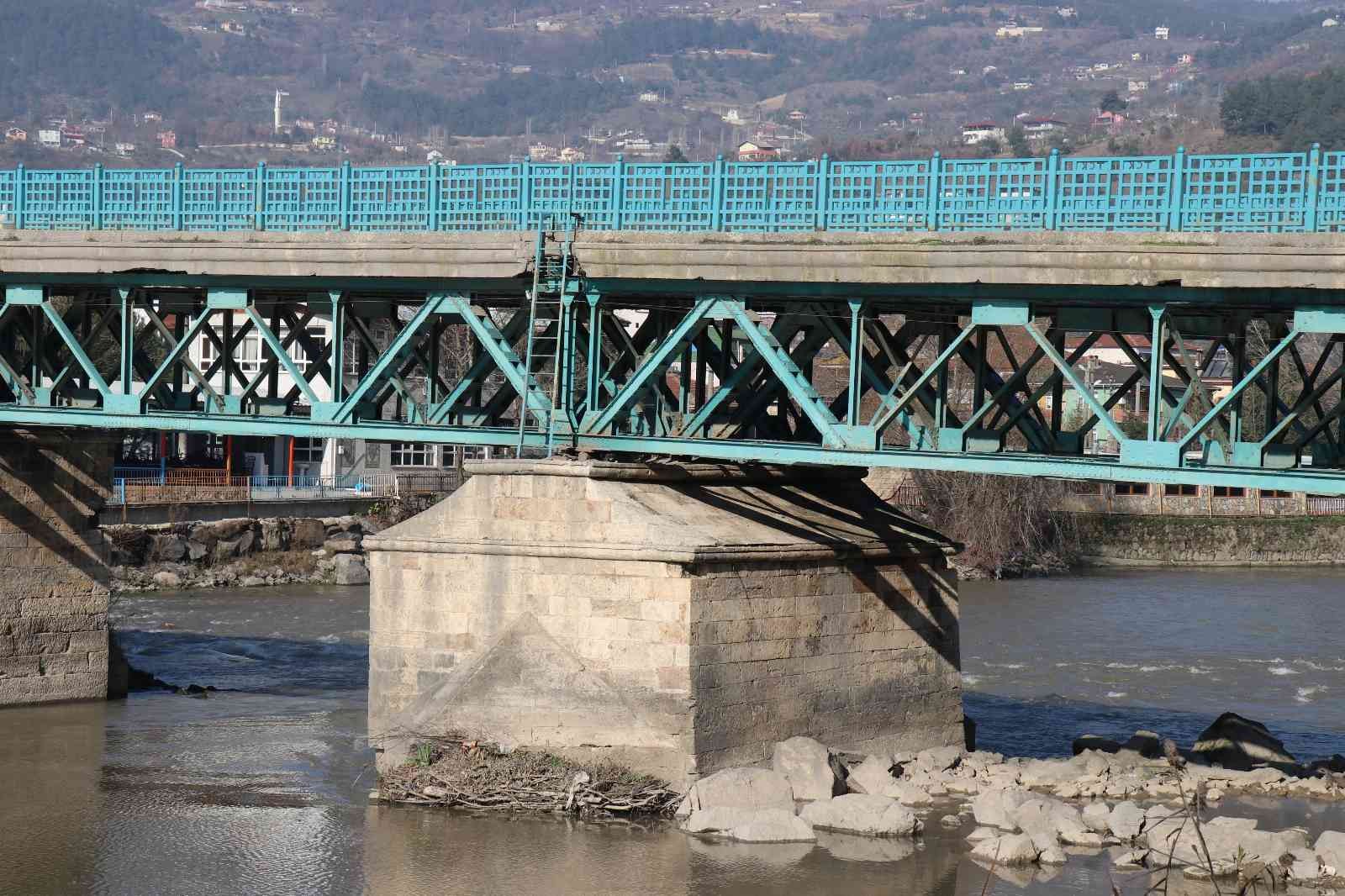 Sakarya’nın Geyve İlçesinde 2. Beyazıt tarafından yaptırılan ve 527 yıllık tarihi olan köprü bölge halkına hizmet vermeye devam ediyor. Sakarya ...