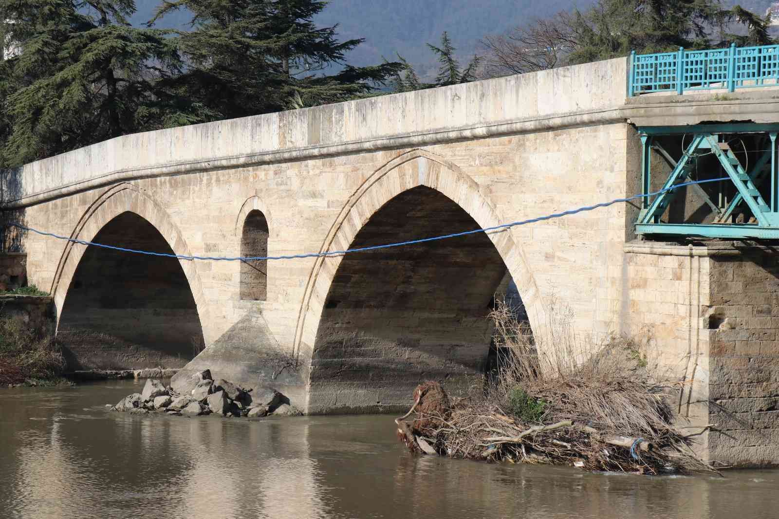 Sakarya’nın Geyve İlçesinde 2. Beyazıt tarafından yaptırılan ve 527 yıllık tarihi olan köprü bölge halkına hizmet vermeye devam ediyor. Sakarya ...