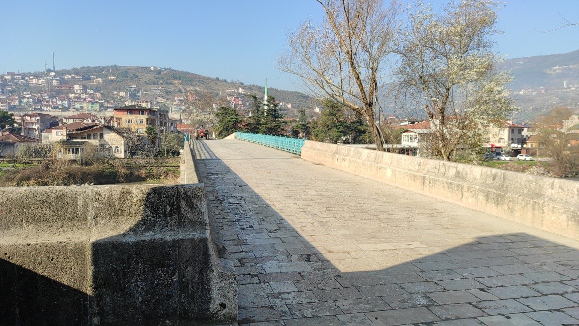 Sakarya’nın Geyve İlçesinde 2. Beyazıt tarafından yaptırılan ve 527 yıllık tarihi olan köprü bölge halkına hizmet vermeye devam ediyor. Sakarya ...