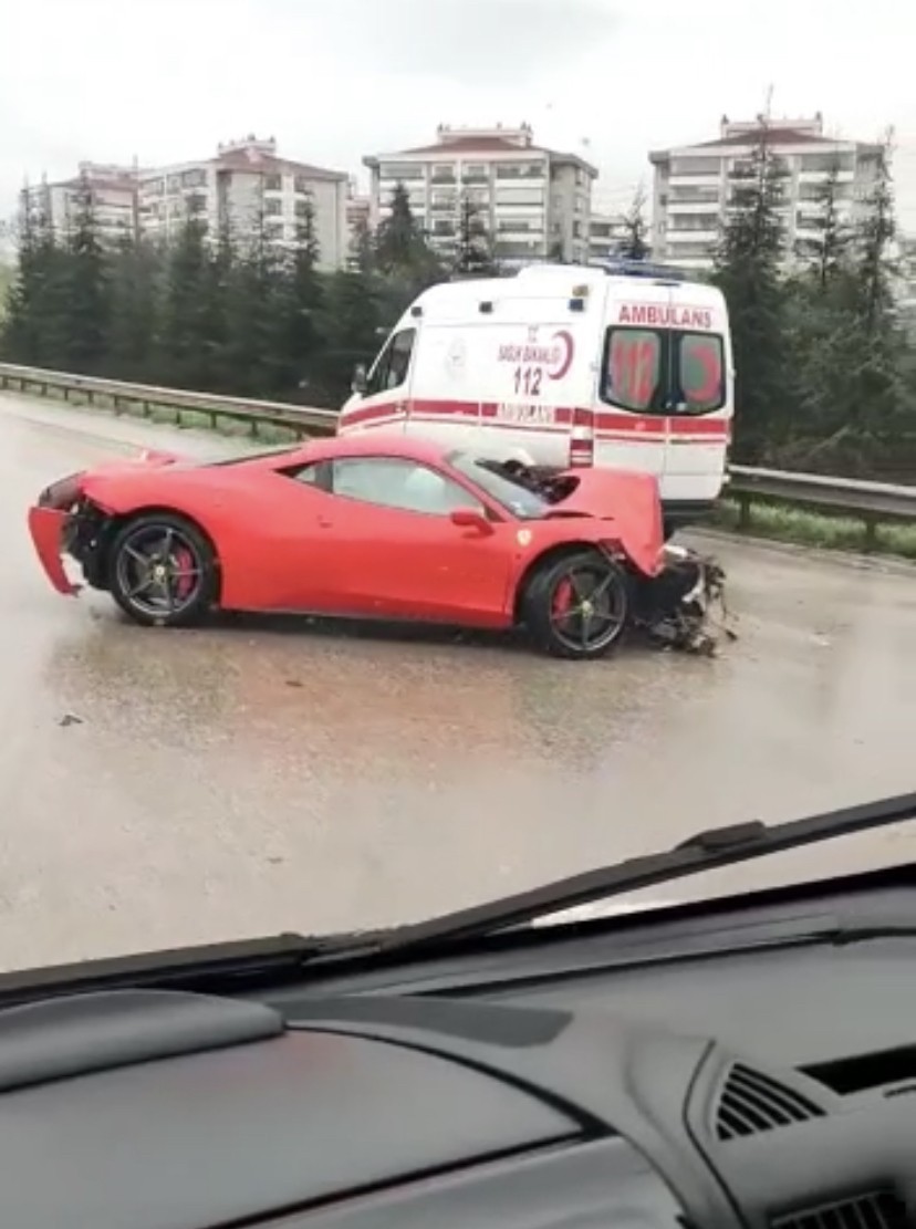 Bursa’da yağmur nedeniyle kayganlaşan yolda kontrolden çıkan lüks otomobil bariyerlere çarptı. 7 milyon liralık lüks otomobilin kazadan önceki ve ...