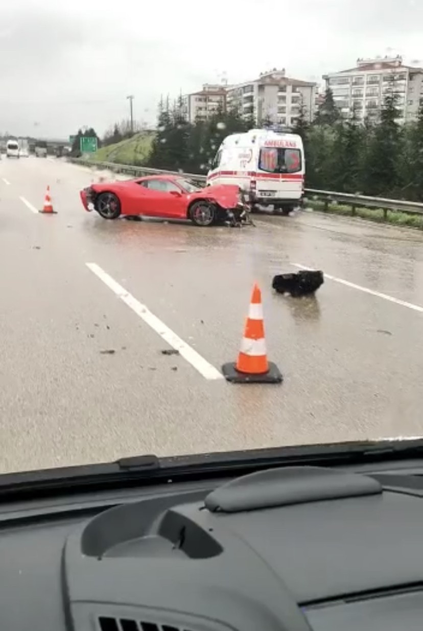 Bursa’da yağmur nedeniyle kayganlaşan yolda kontrolden çıkan lüks otomobil bariyerlere çarptı. 7 milyon liralık lüks otomobilin kazadan önceki ve ...