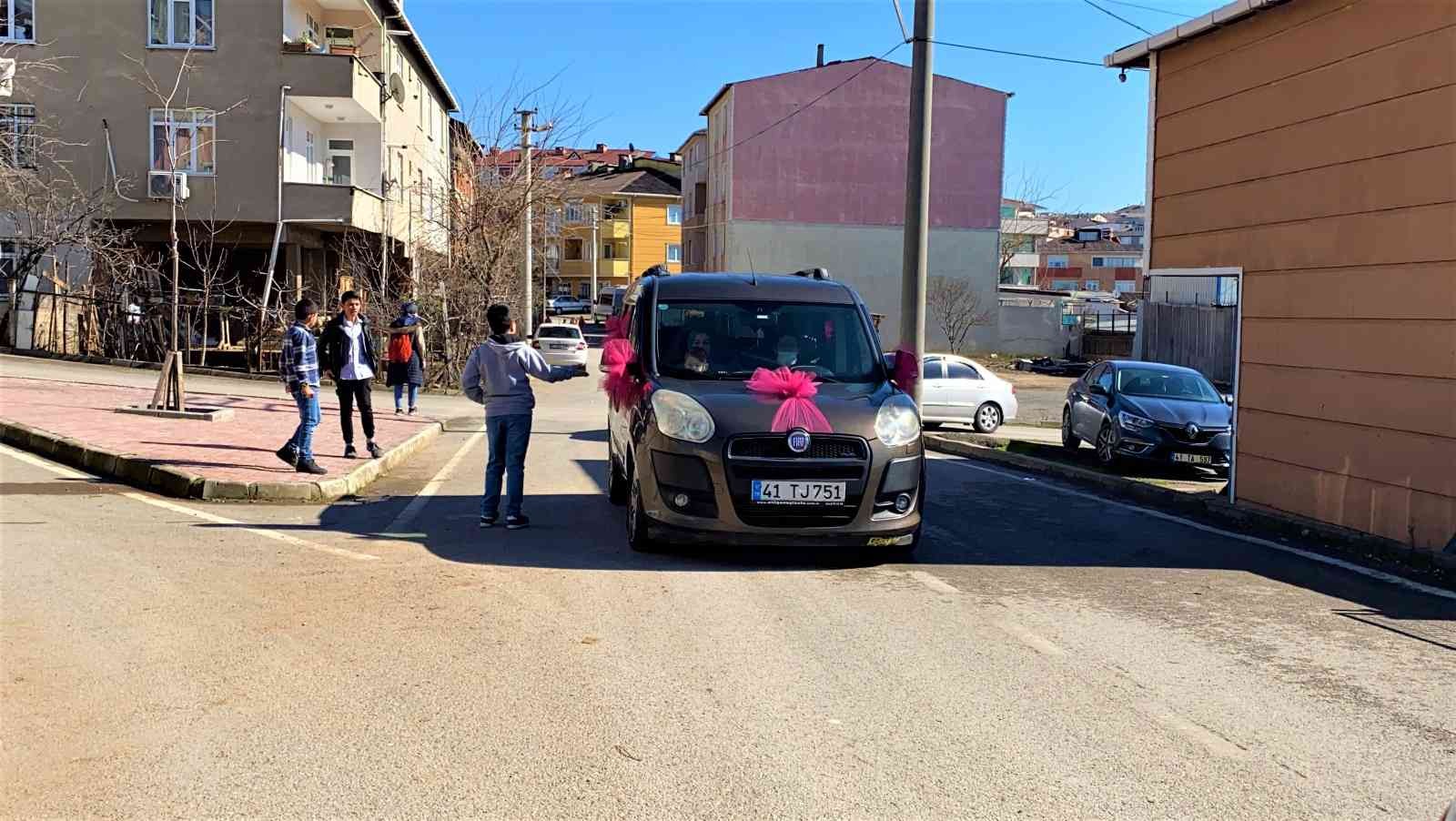 Kocaeli’nin Gebze ilçesinde yaşayan 8 torun ve 4 çocuk sahibi 38 yıllık evli çift, yeniden gelinlik ve damatlık giyerek ilk günkü heyecanlarını ...