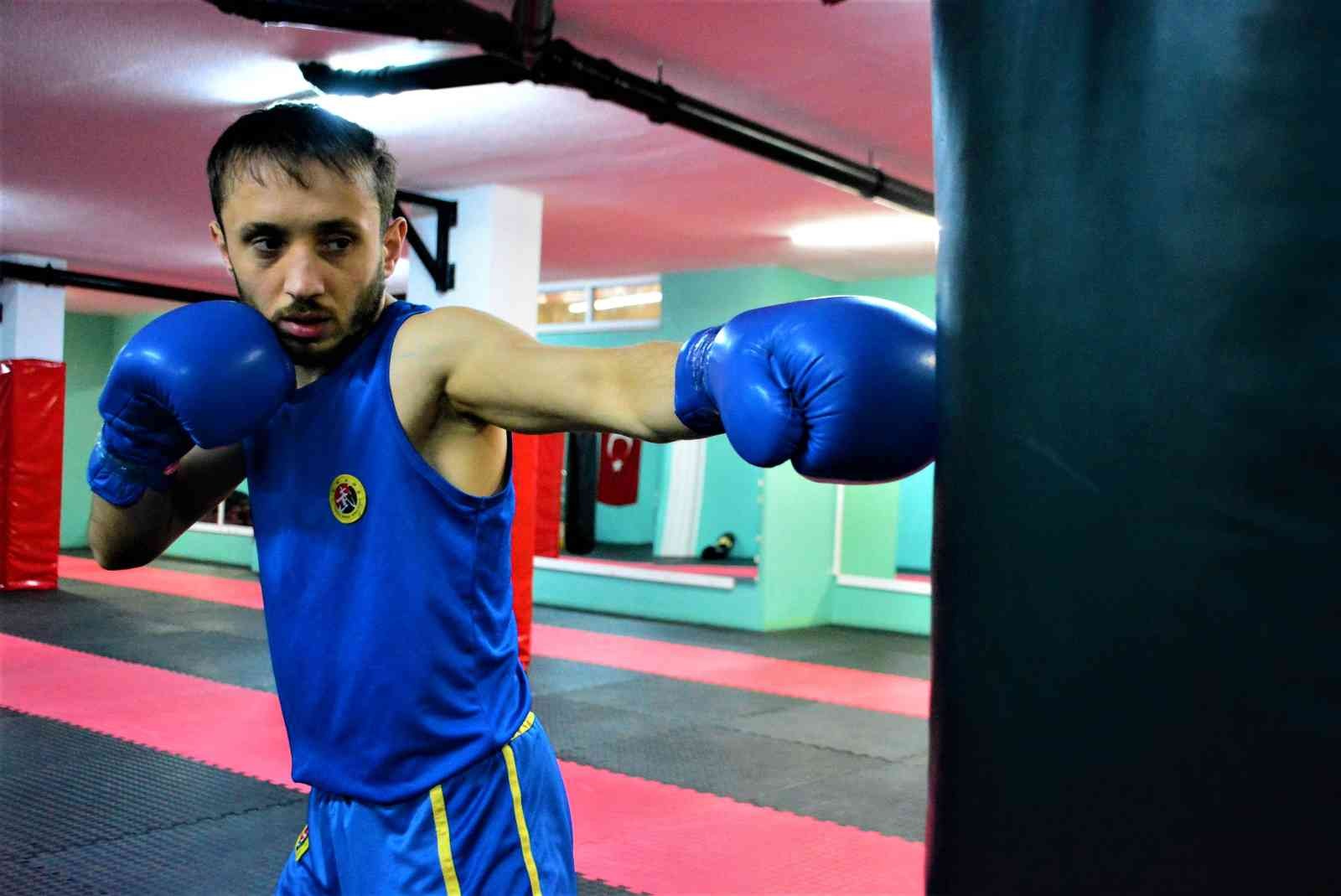 Wushu kung fu milli sporcusu Mehmet Demirci, geçtiğimiz günlerde düzenlenen Wushu Türkiye Şampiyonası’nda ipi göğüsleyerek 9. şampiyonluğunu elde ...