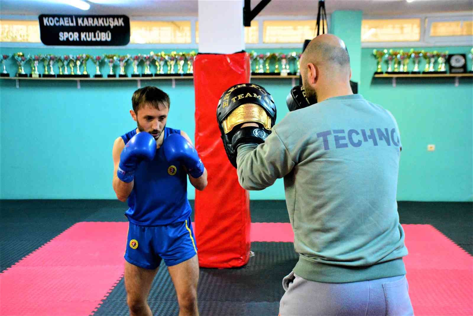 Wushu kung fu milli sporcusu Mehmet Demirci, geçtiğimiz günlerde düzenlenen Wushu Türkiye Şampiyonası’nda ipi göğüsleyerek 9. şampiyonluğunu elde ...