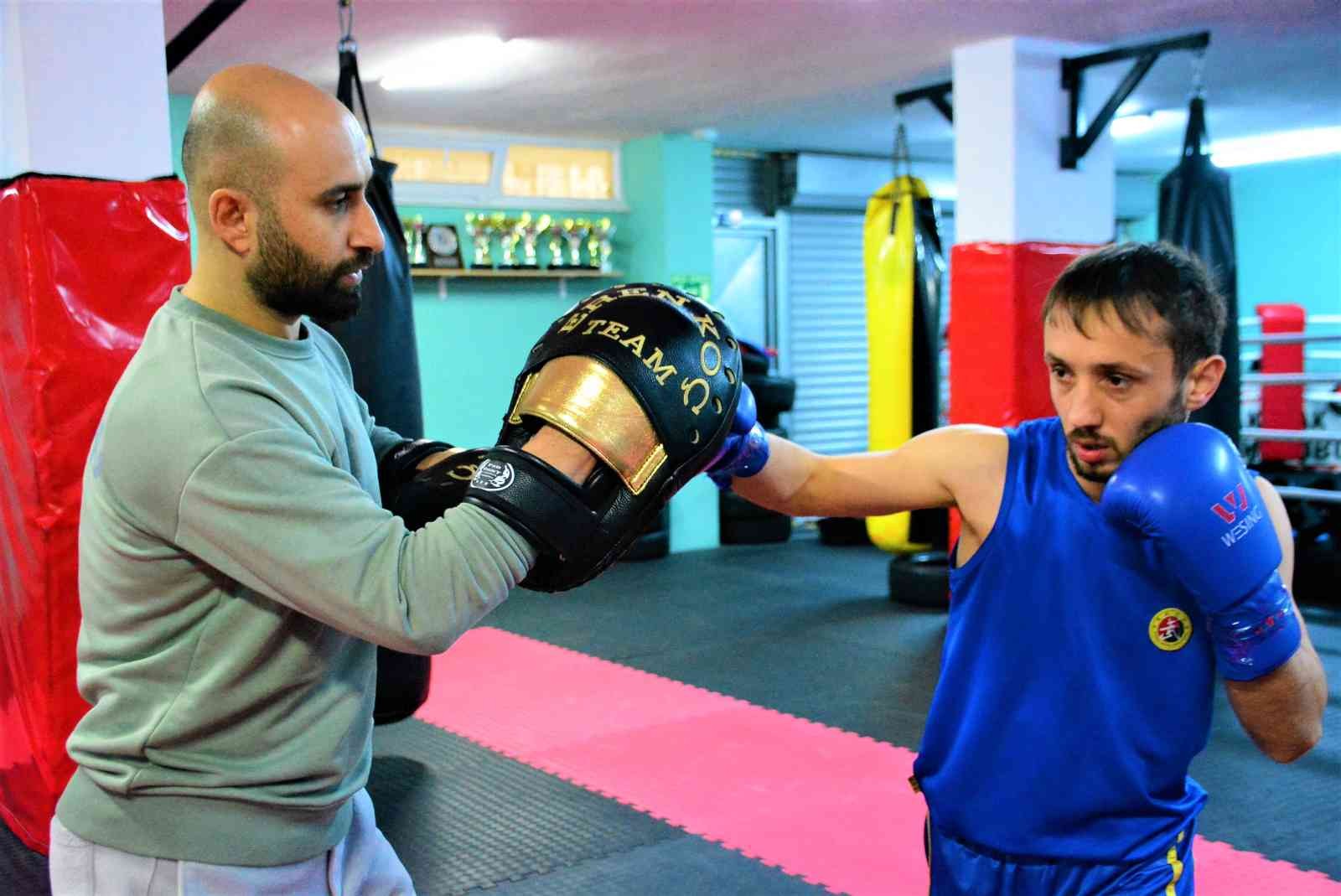 Wushu kung fu milli sporcusu Mehmet Demirci, geçtiğimiz günlerde düzenlenen Wushu Türkiye Şampiyonası’nda ipi göğüsleyerek 9. şampiyonluğunu elde ...