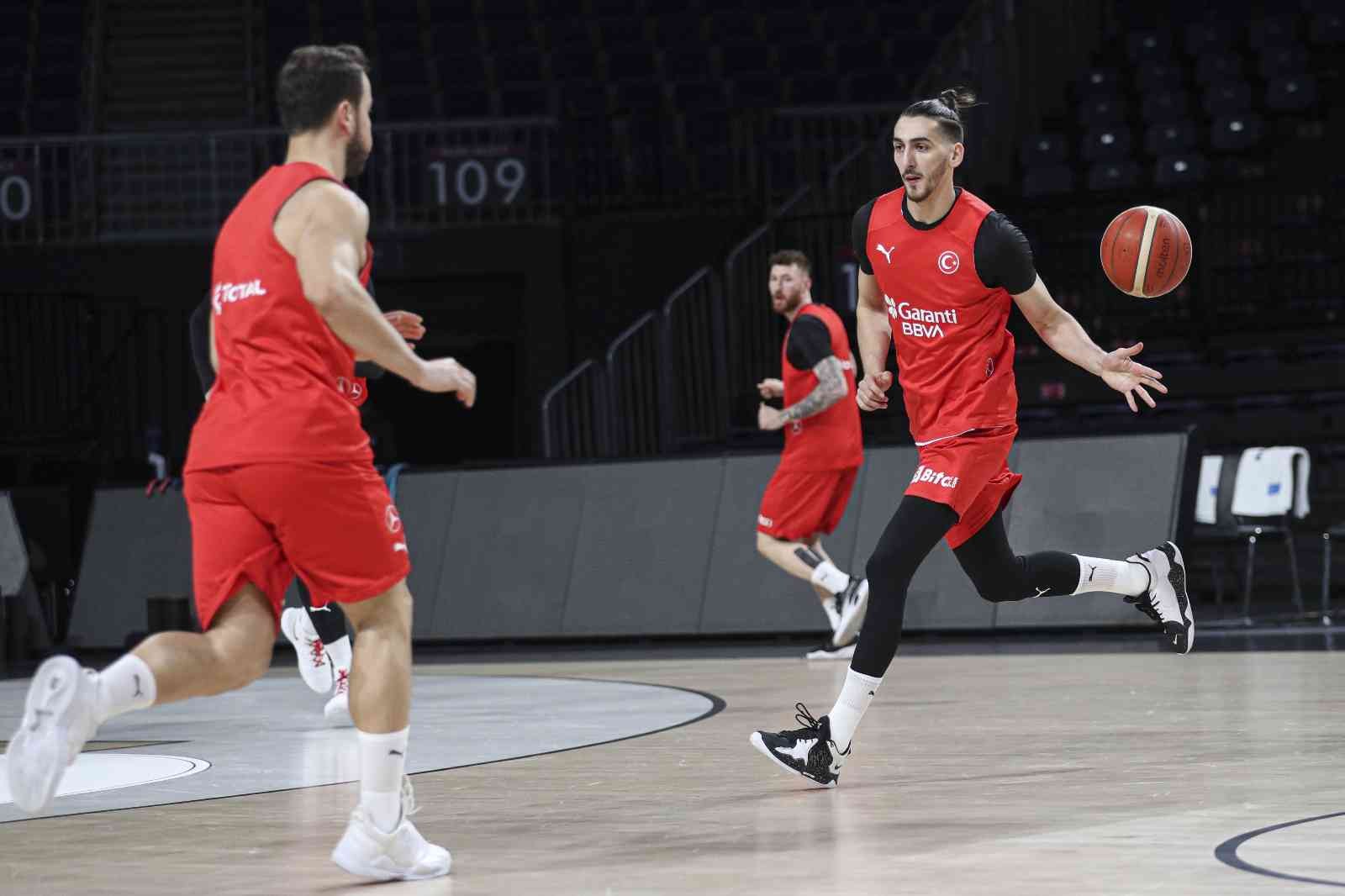 FIBA 2023 Dünya Kupası Elemeleri B Grubu üçüncü maçında Yunanistan ile deplasmanda karşılaşacak A Milli Erkek Basketbol Takımı, bu müsabaka ...