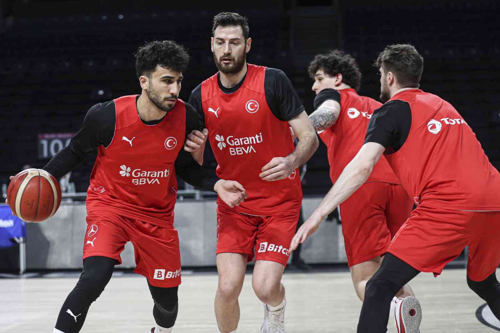 FIBA 2023 Dünya Kupası Elemeleri B Grubu üçüncü maçında Yunanistan ile deplasmanda karşılaşacak A Milli Erkek Basketbol Takımı, bu müsabaka ...