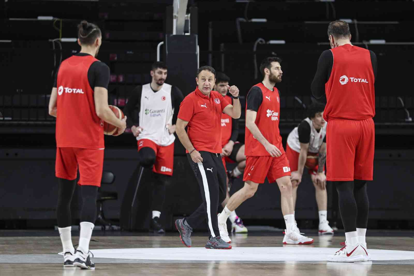 FIBA 2023 Dünya Kupası Elemeleri B Grubu üçüncü maçında Yunanistan ile deplasmanda karşılaşacak A Milli Erkek Basketbol Takımı, bu müsabaka ...