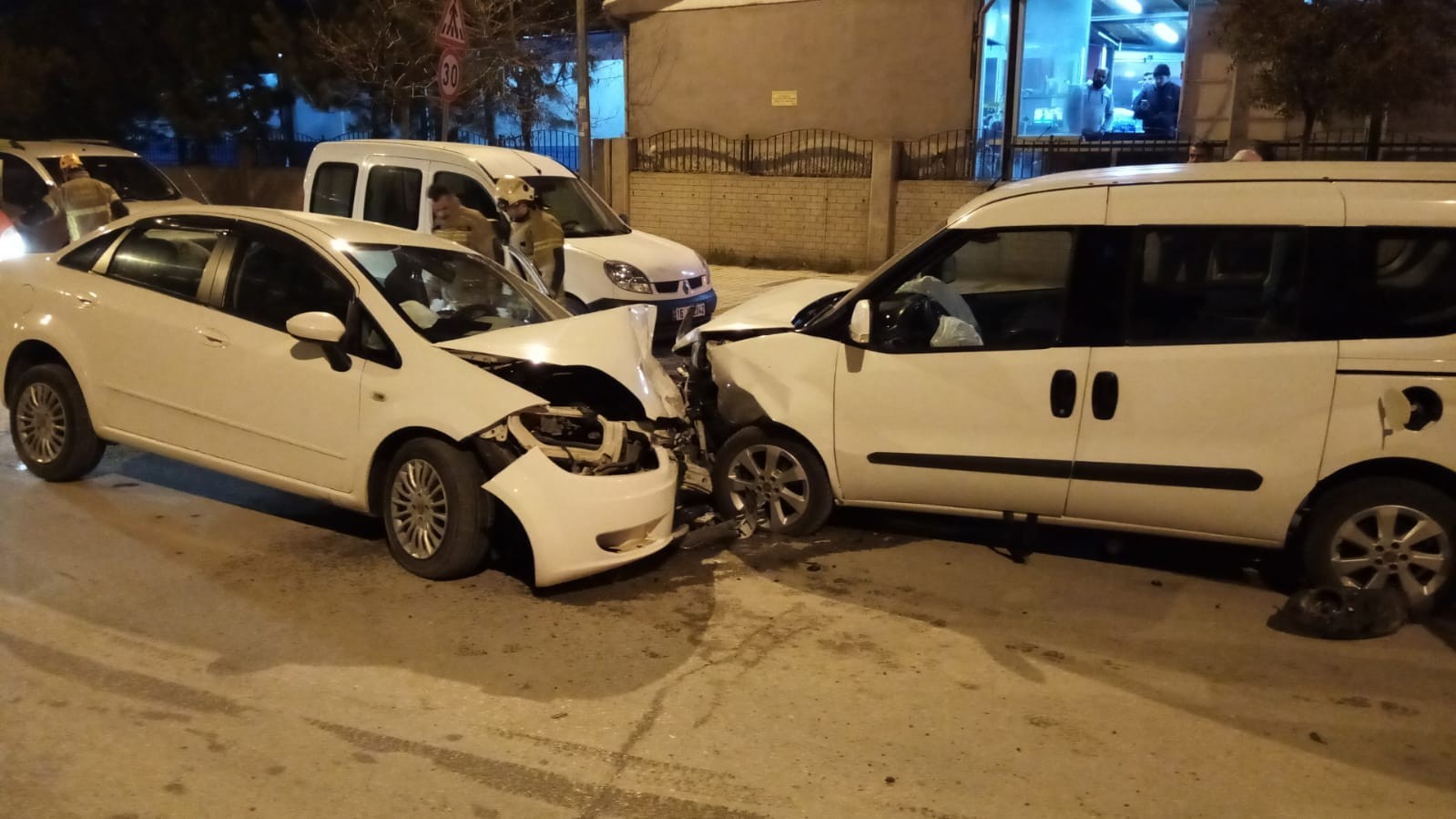 Bursa’nın İnegöl ilçesinde Devlet Hastanesi Acil Servis önünde 2 aracın kafa kafaya çarpıştığı kazada 6 kişi yaralandı. Kaza, Turgutalp ...