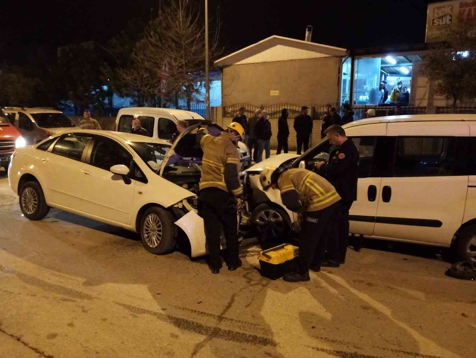 Bursa’nın İnegöl ilçesinde Devlet Hastanesi Acil Servis önünde 2 aracın kafa kafaya çarpıştığı kazada 6 kişi yaralandı. Kaza, Turgutalp ...