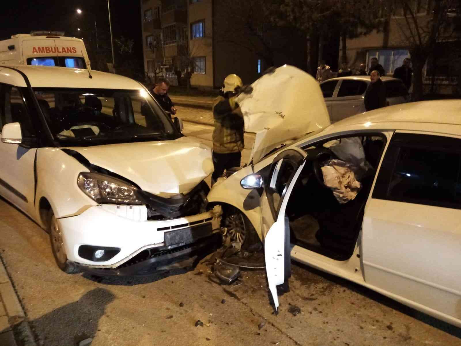 Bursa’nın İnegöl ilçesinde Devlet Hastanesi Acil Servis önünde 2 aracın kafa kafaya çarpıştığı kazada 6 kişi yaralandı. Kaza, Turgutalp ...