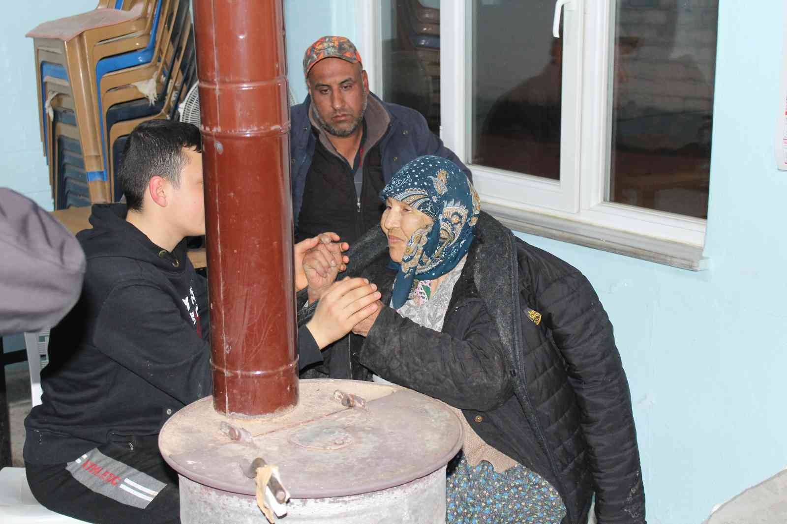 Edirne’de öğle saatlerinde evinden ayrılan 82 yaşındaki alzaymır hastası kadın, 5 saat sonra jandarma ve köy halkı tarafından göletin yanında ...