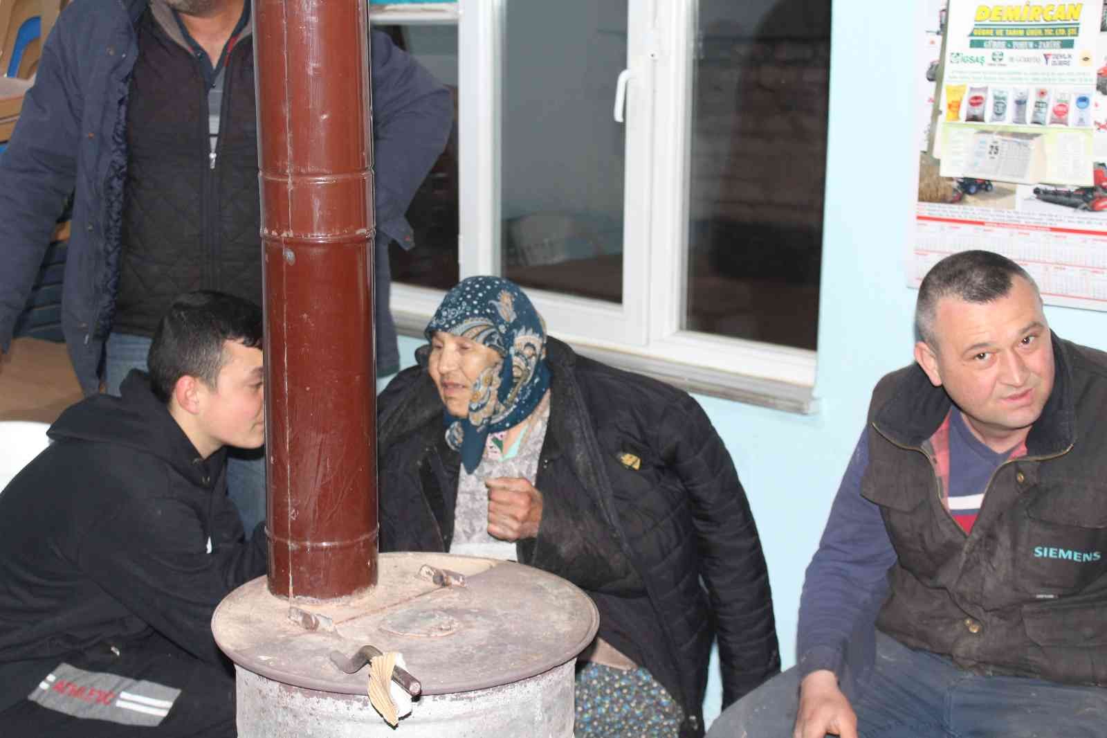 Edirne’de öğle saatlerinde evinden ayrılan 82 yaşındaki alzaymır hastası kadın, 5 saat sonra jandarma ve köy halkı tarafından göletin yanında ...