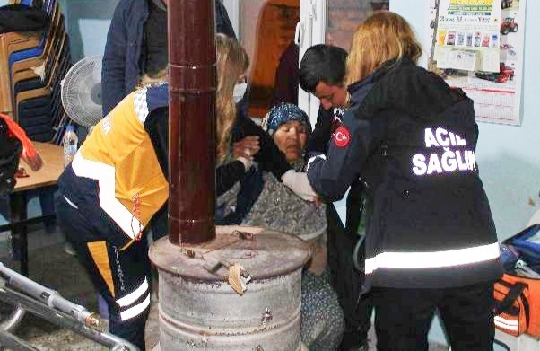 Edirne’de öğle saatlerinde evinden ayrılan 82 yaşındaki alzaymır hastası kadın, 5 saat sonra jandarma ve köy halkı tarafından göletin yanında ...