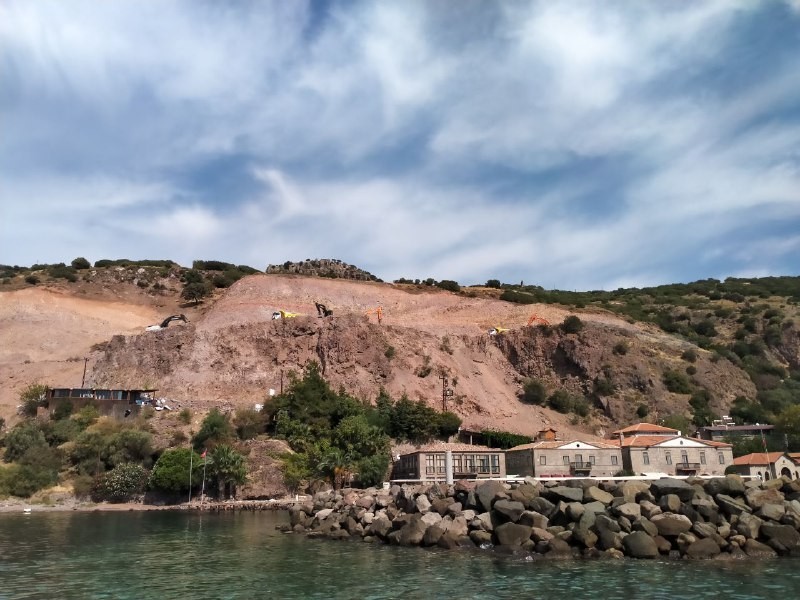 Çanakkale’nin Ayvacık ilçesine bağlı Assos Antik Liman’da geçtiğimiz Nisan ayında başlayan ‘Kaya Islah Projesi’ne İdare Mahkemesi tarafından ...