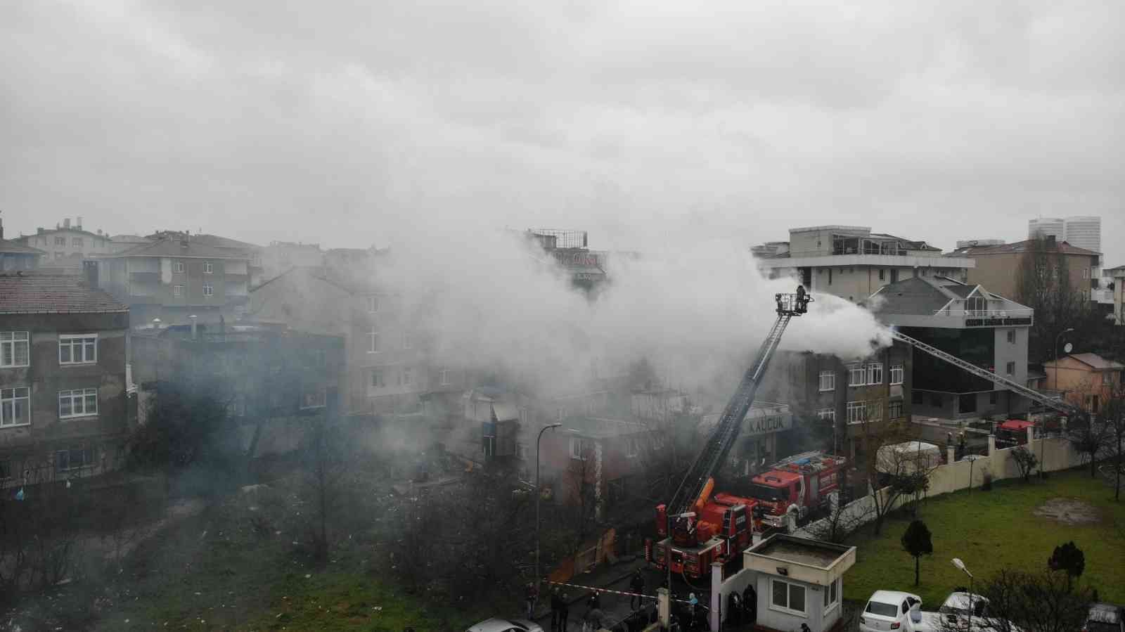 Ataşehir’de 3 katlı binanın çatı katında yangın çıktı. Çevre ilçelerden de gelen itfaiye ekiplerinin müdahalesiyle yangın kontrol altına alındı ...