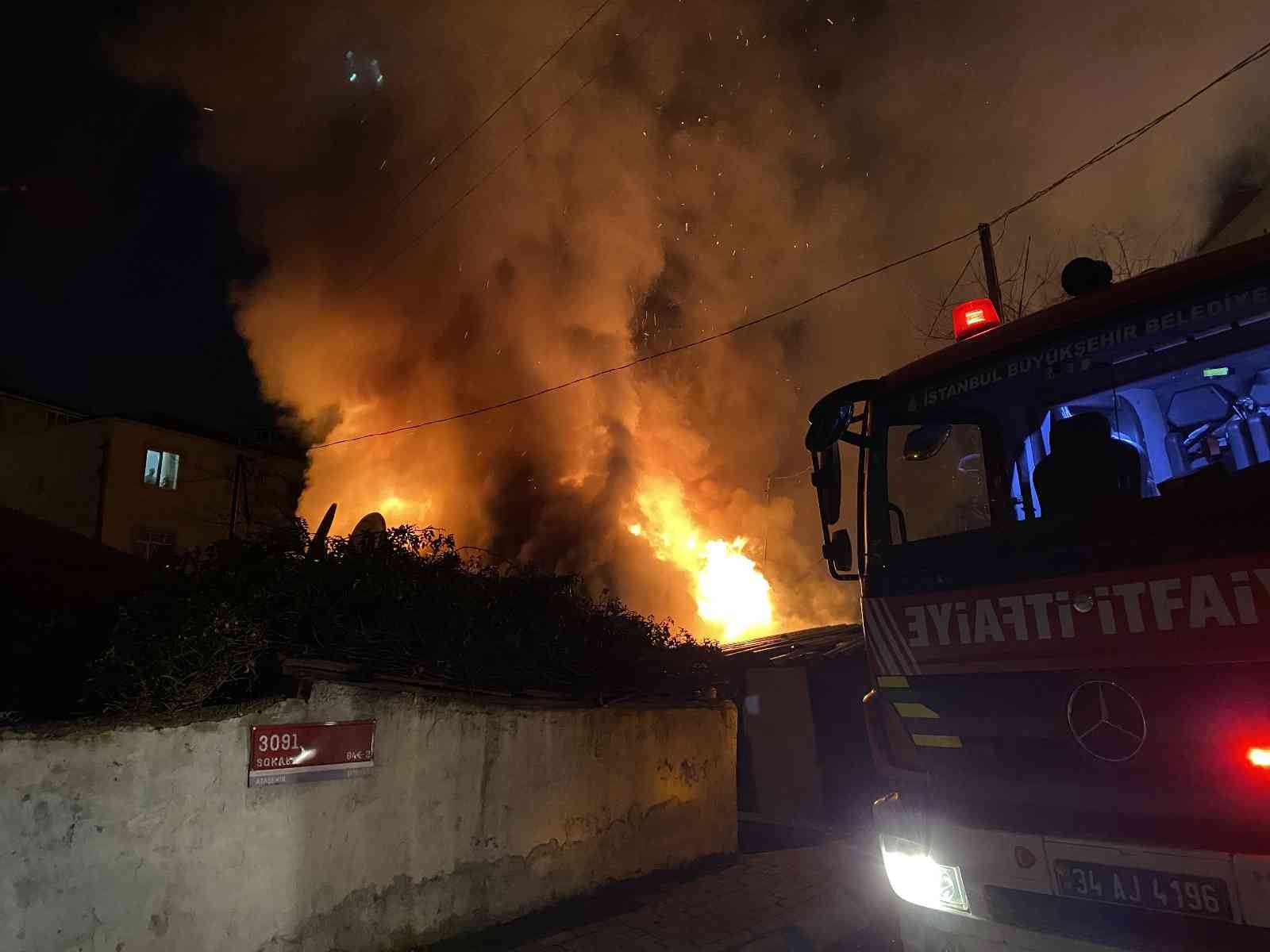 Ataşehir’de bulunan bir gecekonduda yangın çıktı. Alevlere teslim olan gecekondu kullanılmaz hale geldi. Gecekonduda tek başına yaşadığı ...