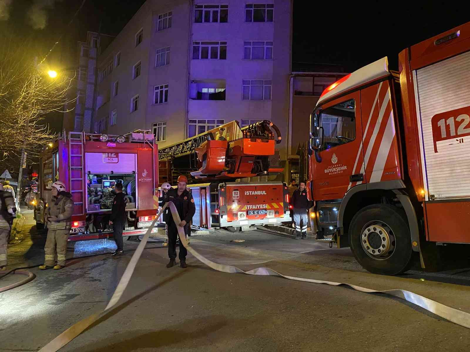 Ataşehir’de bulunan bir gecekonduda yangın çıktı. Alevlere teslim olan gecekondu kullanılmaz hale geldi. Gecekonduda tek başına yaşadığı ...