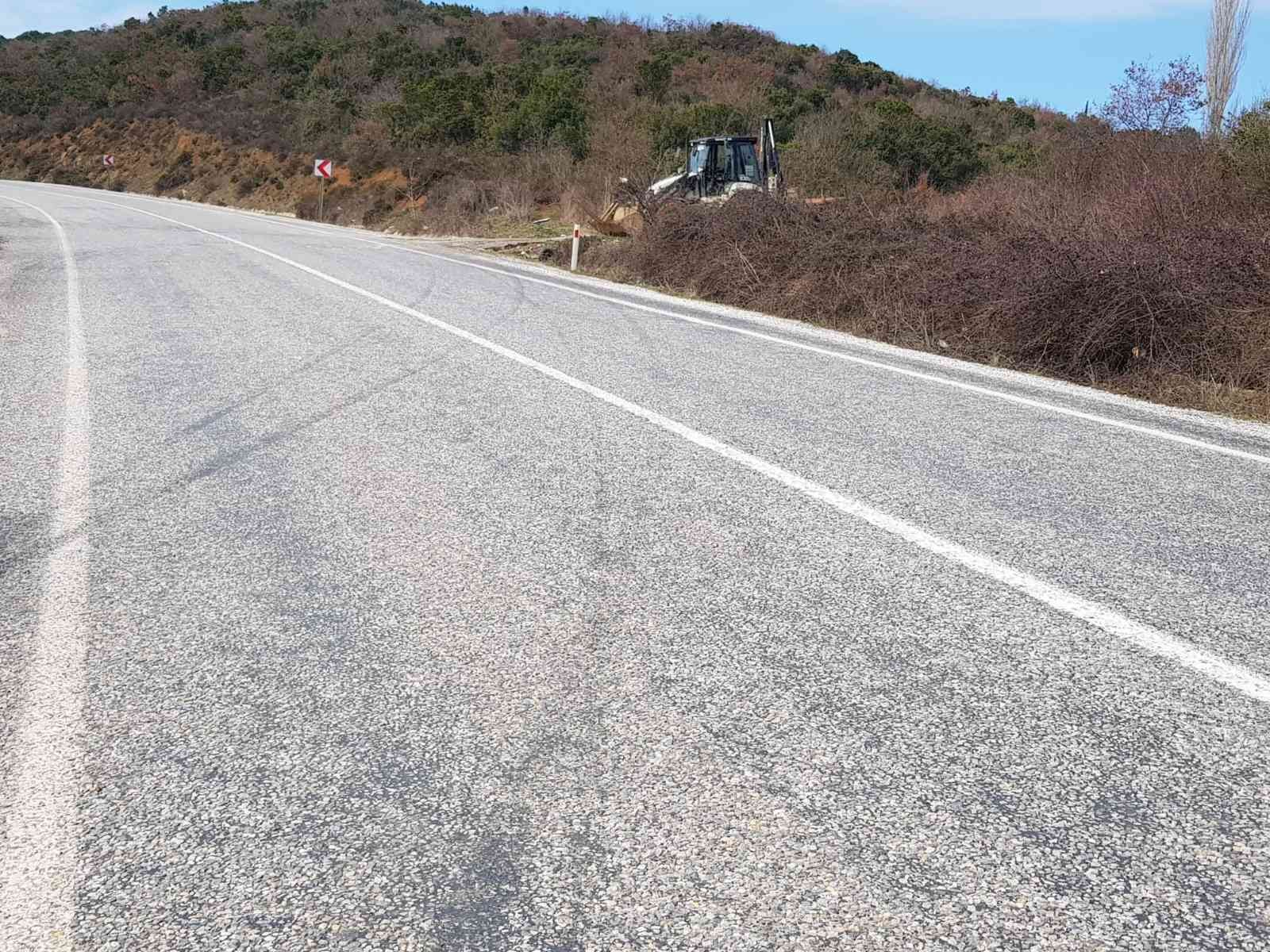 Yalova-Armutlu karayolunda sürücüsün direksiyon hakimiyetini kaybettiği otomobil yoldan çıkarak takla attı. Sürücü kazayı yara almadan atlatırken ...