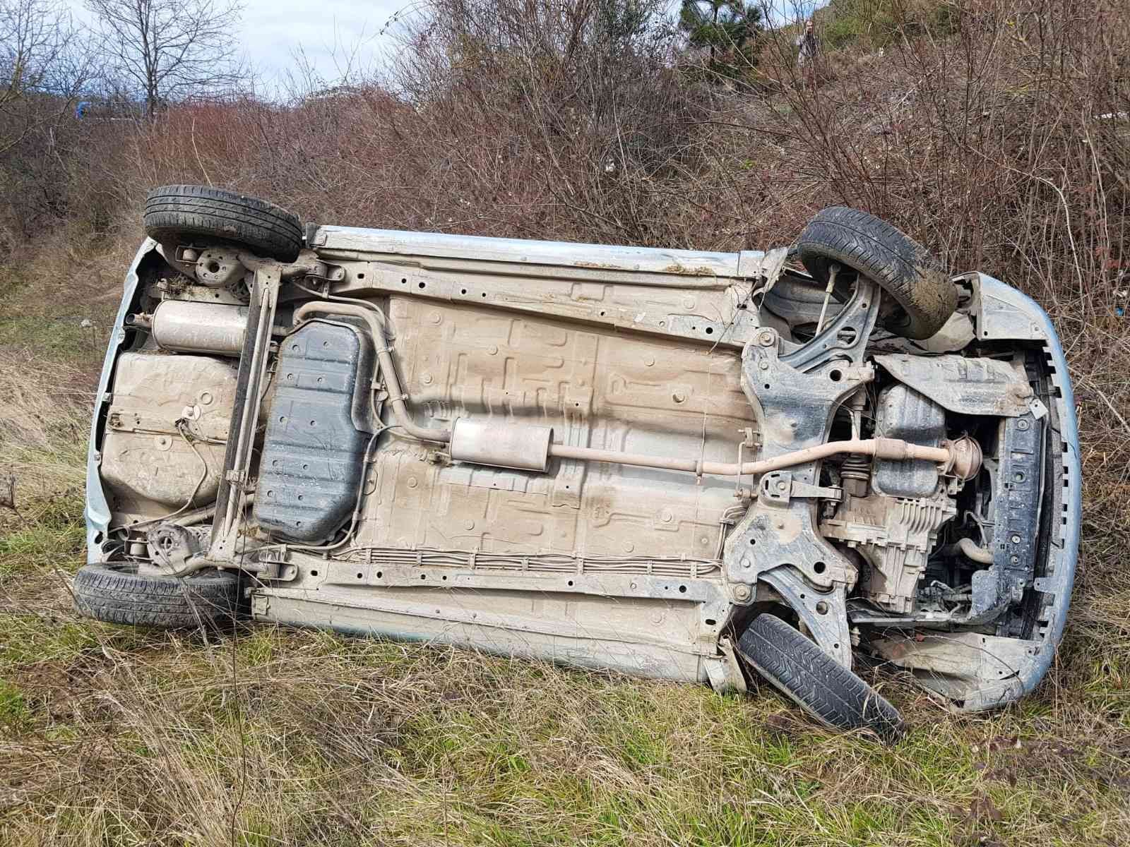 Yalova-Armutlu karayolunda sürücüsün direksiyon hakimiyetini kaybettiği otomobil yoldan çıkarak takla attı. Sürücü kazayı yara almadan atlatırken ...