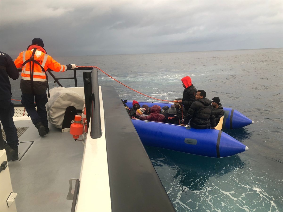 Balıkesir’in Ayvalık ilçesinde, Yunanistan unsurları tarafından Türk karasularına itilen göçmenler kurtarıldı. Edinilen bilgiye göre; Ayvalık’tan ...