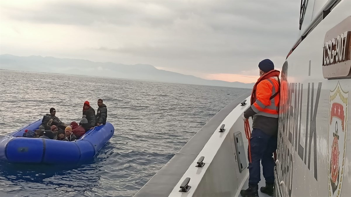 Balıkesir’in Ayvalık ilçesinde, Yunanistan unsurları tarafından Türk karasularına itilen göçmenler kurtarıldı. Edinilen bilgiye göre; Ayvalık’tan ...