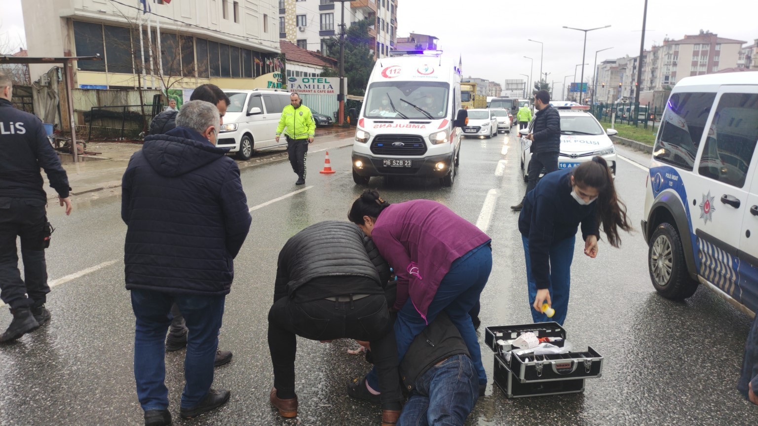 Bursa’nın Orhangazi ilçesinde ana yoldan karşıya geçmek isteyen baba ile oğluna ana yolda seyir halinde olan hafif ticari araç çarptı. Kazada ...