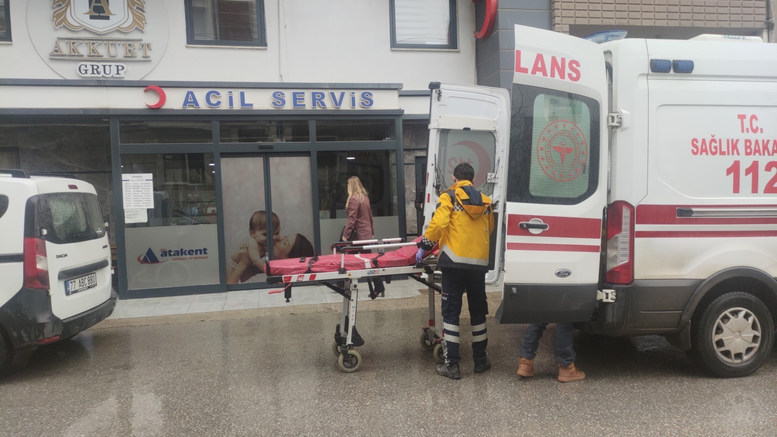 Bursa’nın Orhangazi ilçesinde ana yoldan karşıya geçmek isteyen baba ile oğluna ana yolda seyir halinde olan hafif ticari araç çarptı. Kazada ...