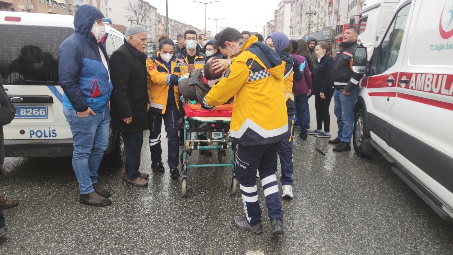 Bursa’nın Orhangazi ilçesinde ana yoldan karşıya geçmek isteyen baba ile oğluna ana yolda seyir halinde olan hafif ticari araç çarptı. Kazada ...