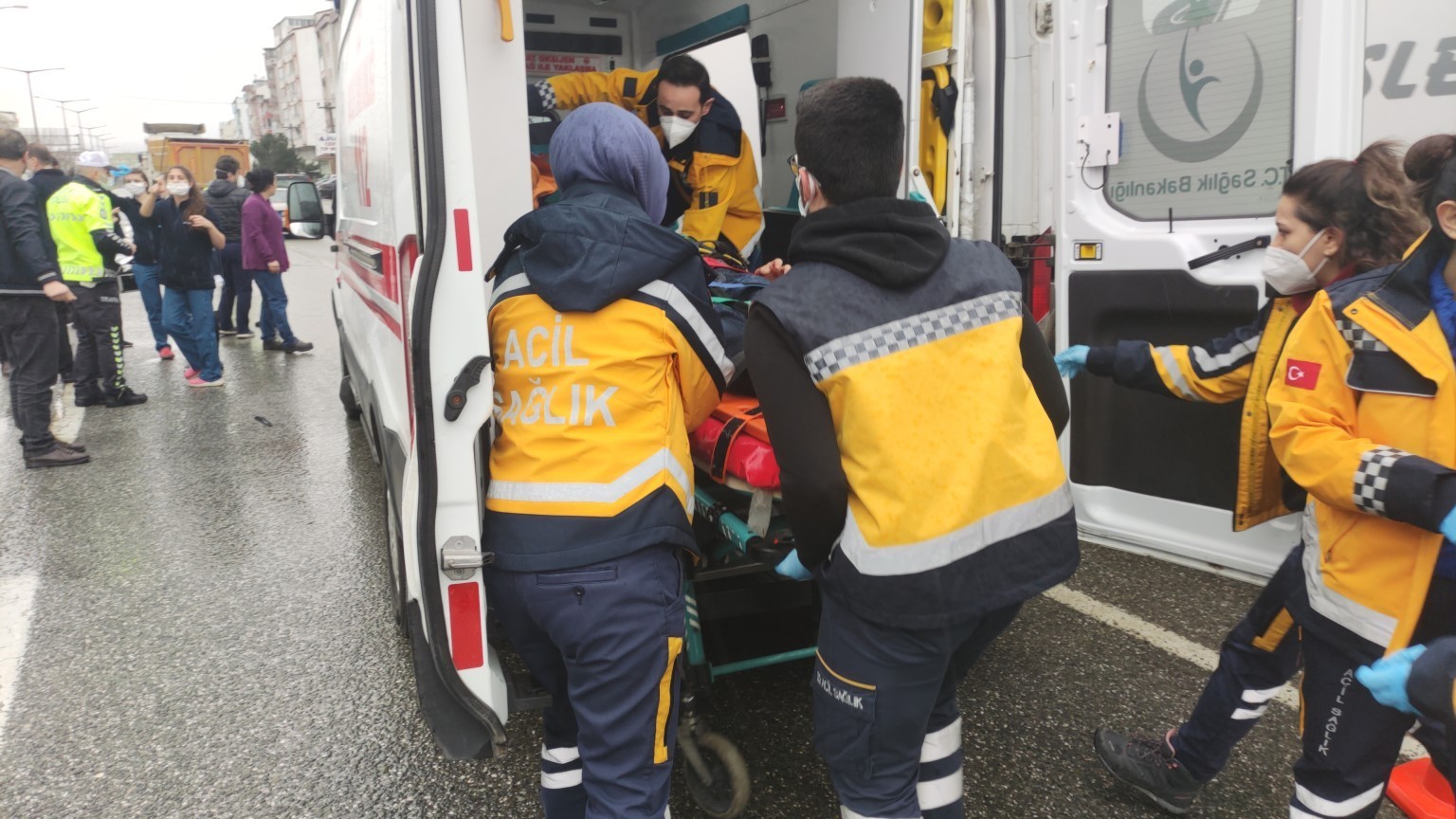 Bursa’nın Orhangazi ilçesinde ana yoldan karşıya geçmek isteyen baba ile oğluna ana yolda seyir halinde olan hafif ticari araç çarptı. Kazada ...