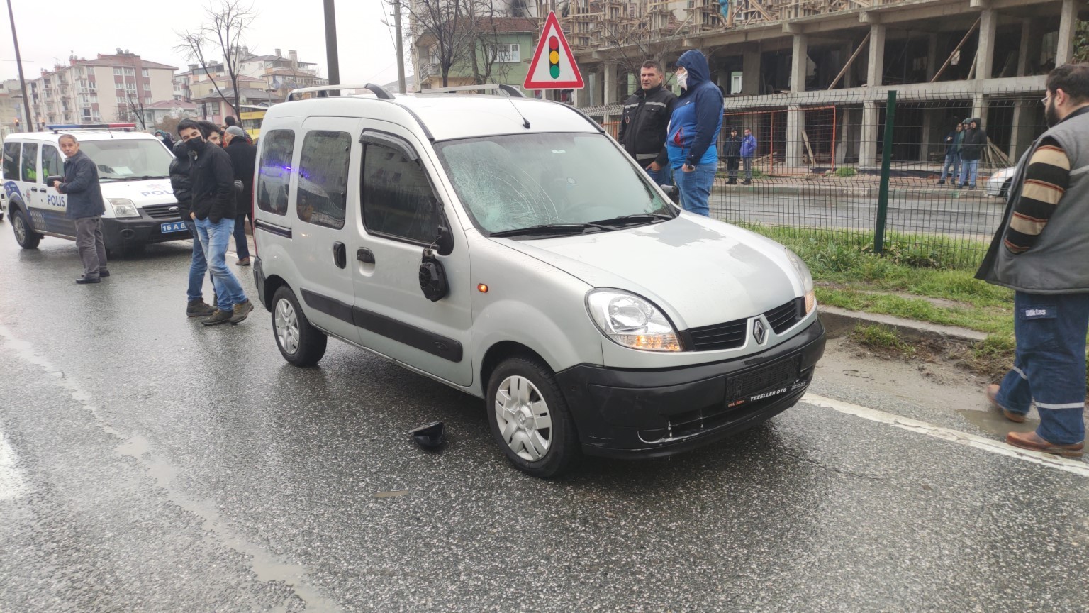 Bursa’nın Orhangazi ilçesinde ana yoldan karşıya geçmek isteyen baba ile oğluna ana yolda seyir halinde olan hafif ticari araç çarptı. Kazada ...