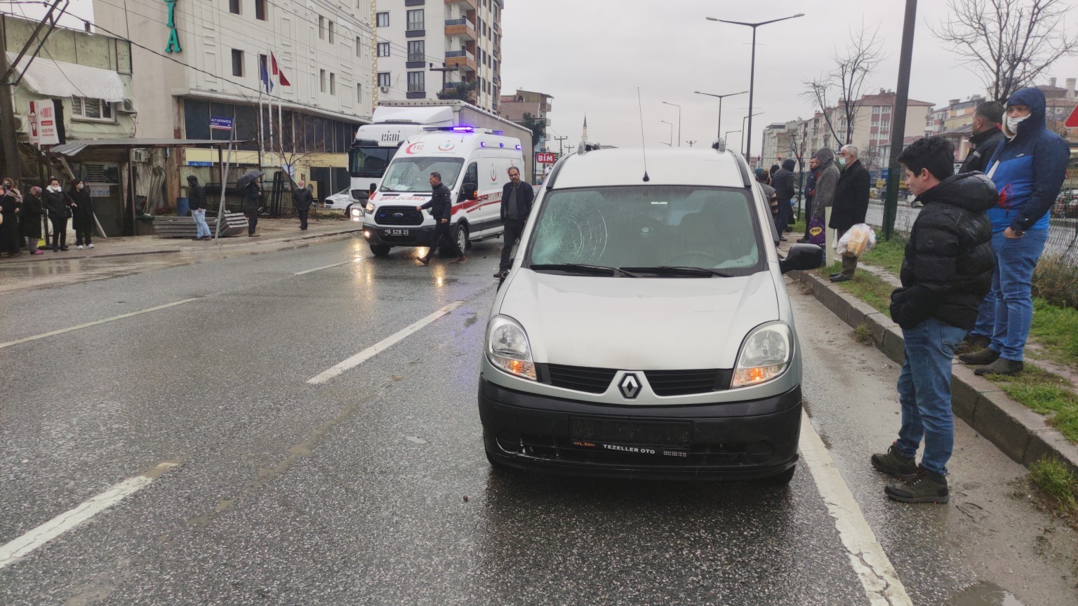 Bursa’nın Orhangazi ilçesinde ana yoldan karşıya geçmek isteyen baba ile oğluna ana yolda seyir halinde olan hafif ticari araç çarptı. Kazada ...