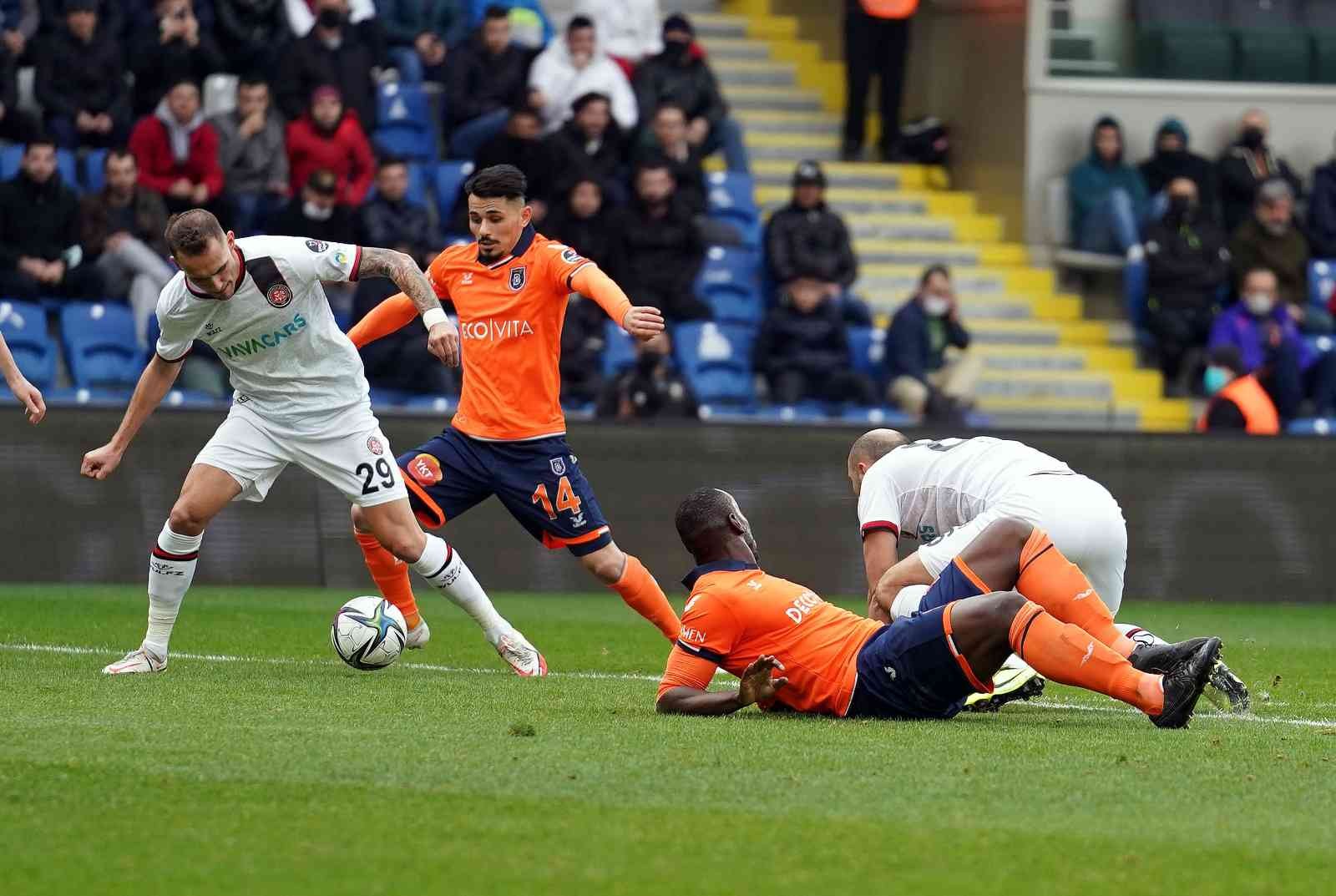 Fatih Karagümrük’e 2-1 kaybeden Medipol Başakşehir, ligde 4 maç sonra mağlubiyetle tanışmış oldu. Spor Toto Süper Lig’in 27. haftasında ...