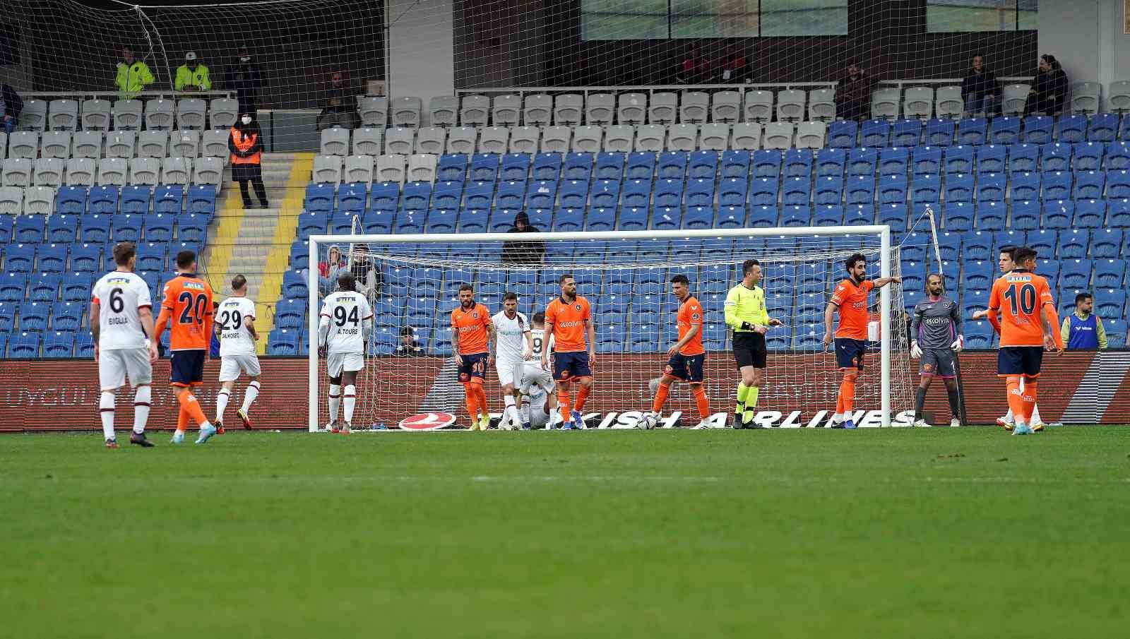 Fatih Karagümrük’e 2-1 kaybeden Medipol Başakşehir, ligde 4 maç sonra mağlubiyetle tanışmış oldu. Spor Toto Süper Lig’in 27. haftasında ...