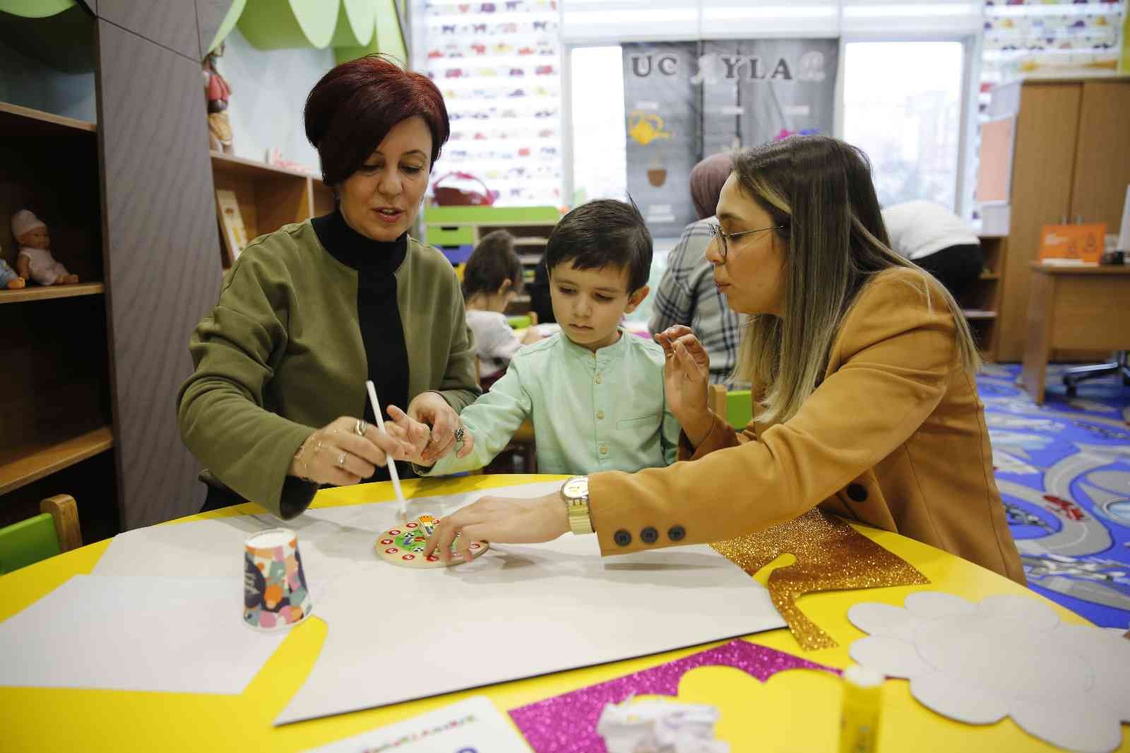 Başakşehir Belediyesi Anne Çocuk Merkezleri, birlikte keyifli vakit geçiren anne ve çocukların pek çok farklı konuda eğitim almasını sağlıyor ...