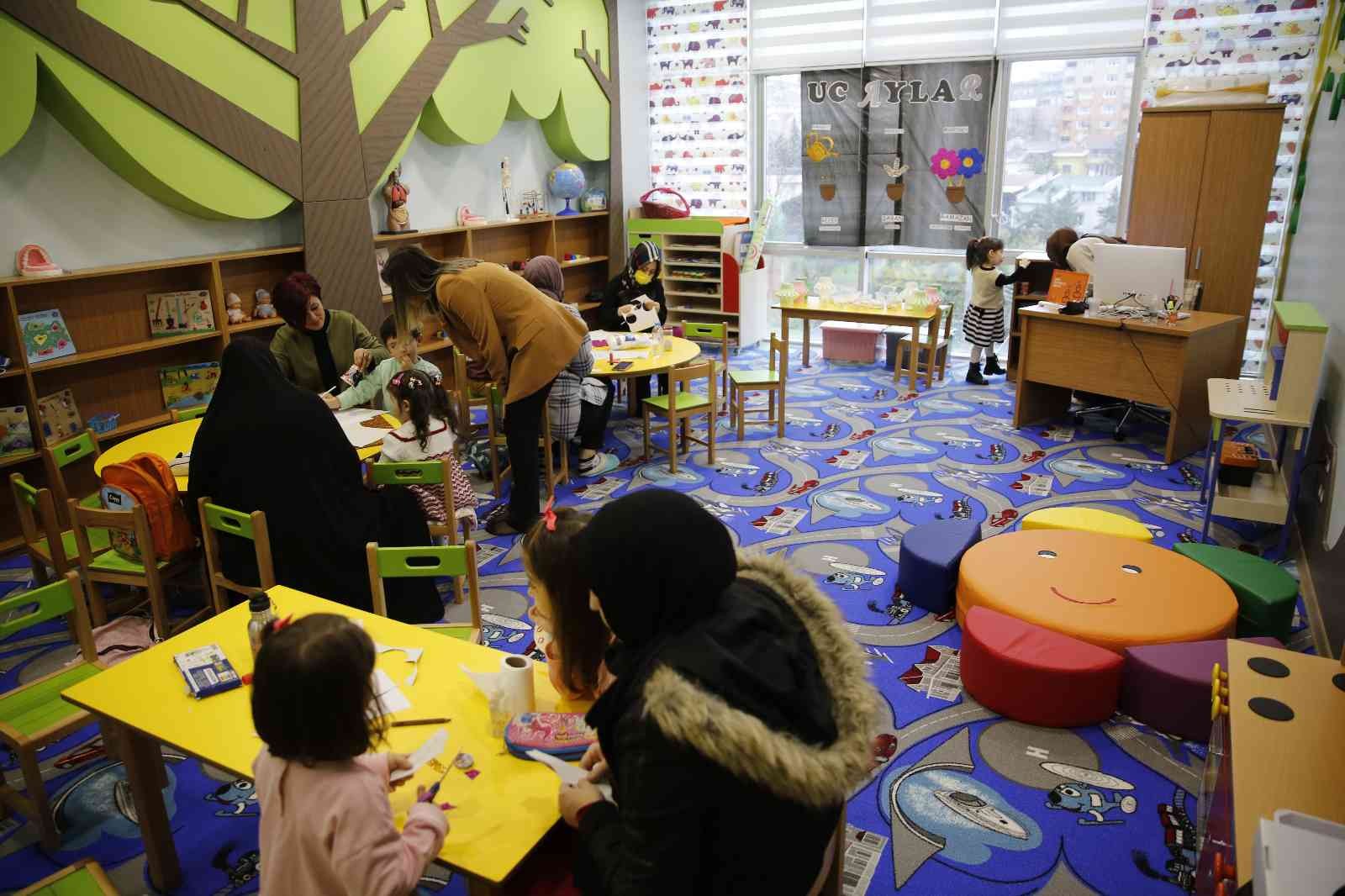 Başakşehir Belediyesi Anne Çocuk Merkezleri, birlikte keyifli vakit geçiren anne ve çocukların pek çok farklı konuda eğitim almasını sağlıyor ...