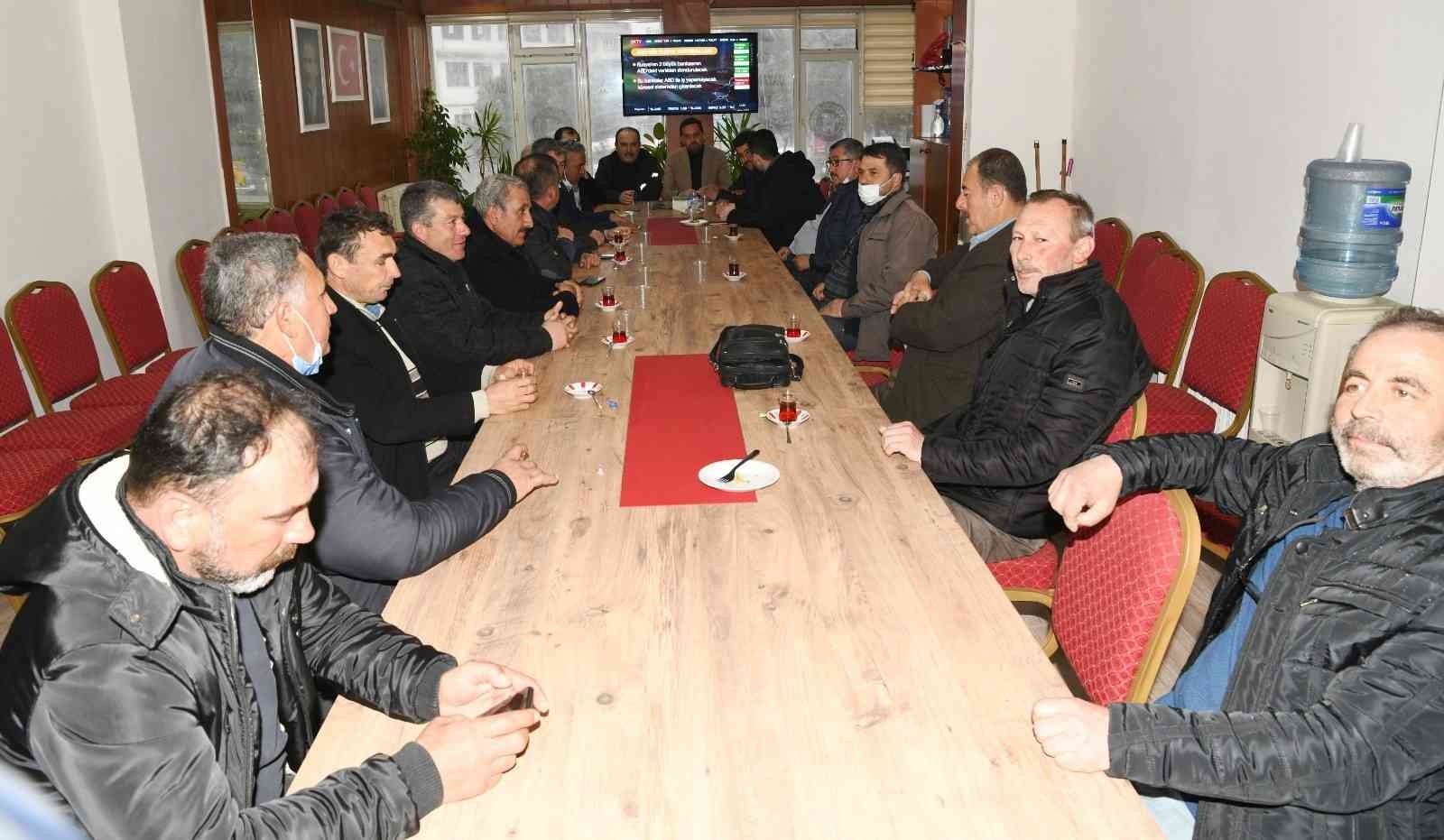 Lapseki AK Parti İlçe Başkanı Namık Ergin ve beraberindekiler muhtarlarla bir araya geldi. Lapseki AK Parti İlçe Başkanı Namık Ergin, İl Genel ...