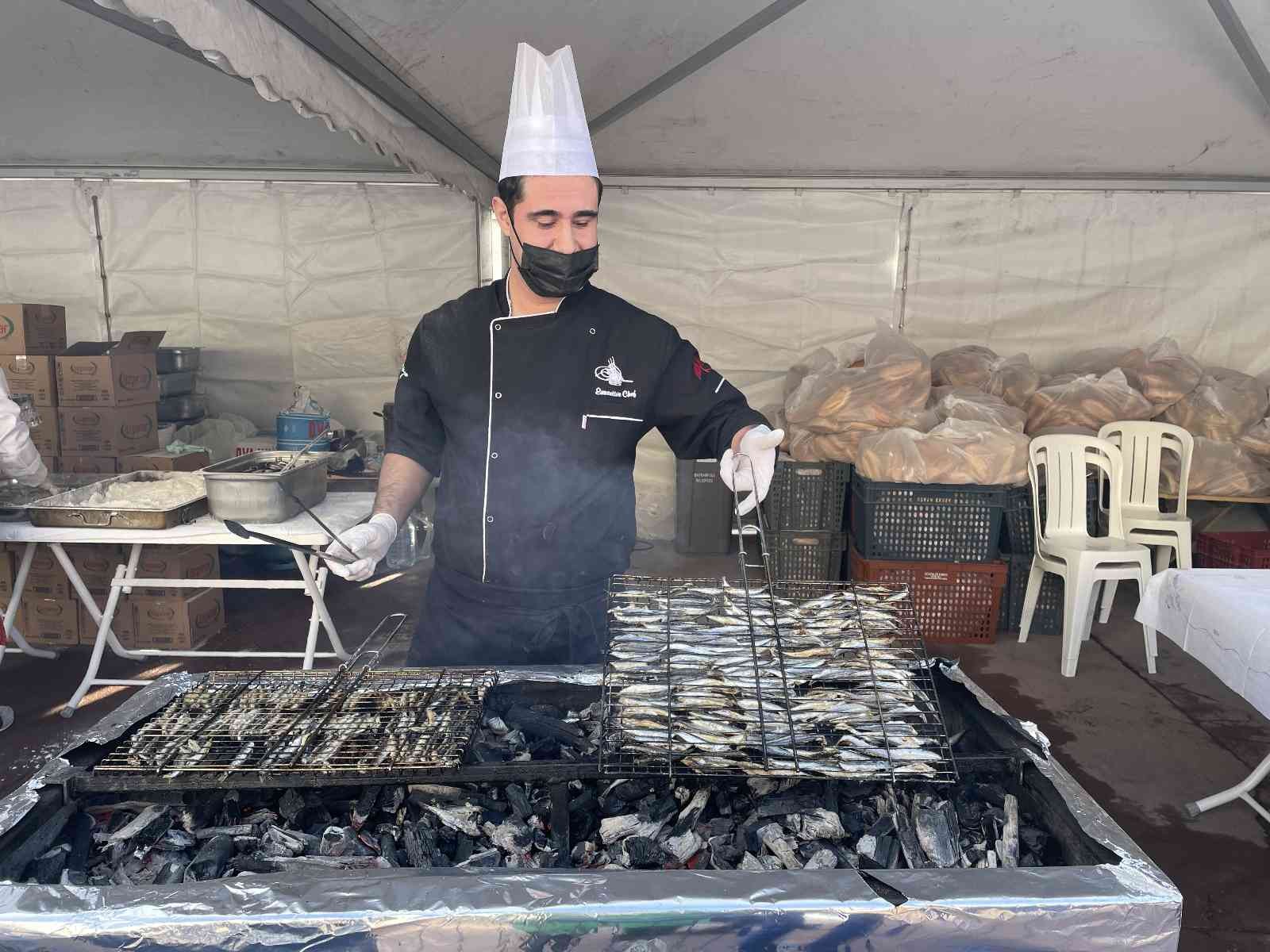 Bayrampaşa’da düzenlenen ‘Hamsi ve Kültür Festivali’nde vatandaşa 4 ton hamsi ikram edildi. Karadenizli sanatçıların sahne aldığı festivalde ...