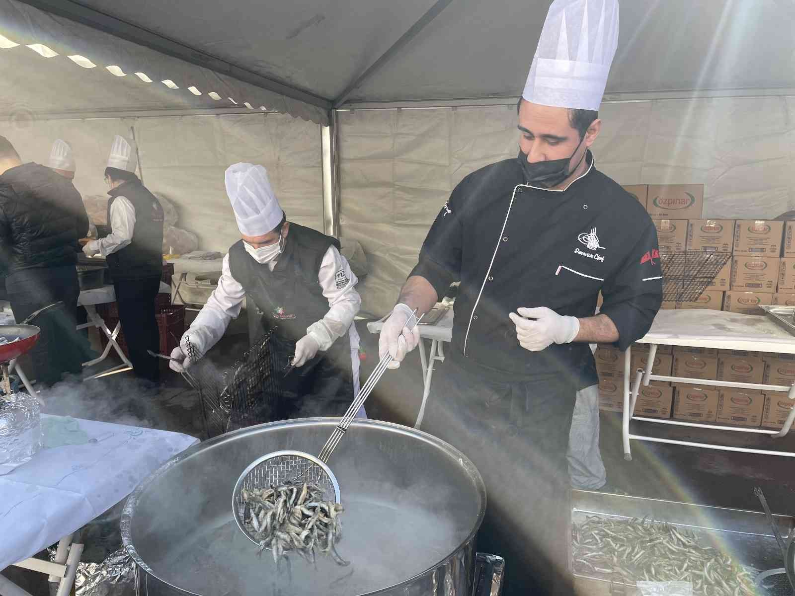 Bayrampaşa’da düzenlenen ‘Hamsi ve Kültür Festivali’nde vatandaşa 4 ton hamsi ikram edildi. Karadenizli sanatçıların sahne aldığı festivalde ...