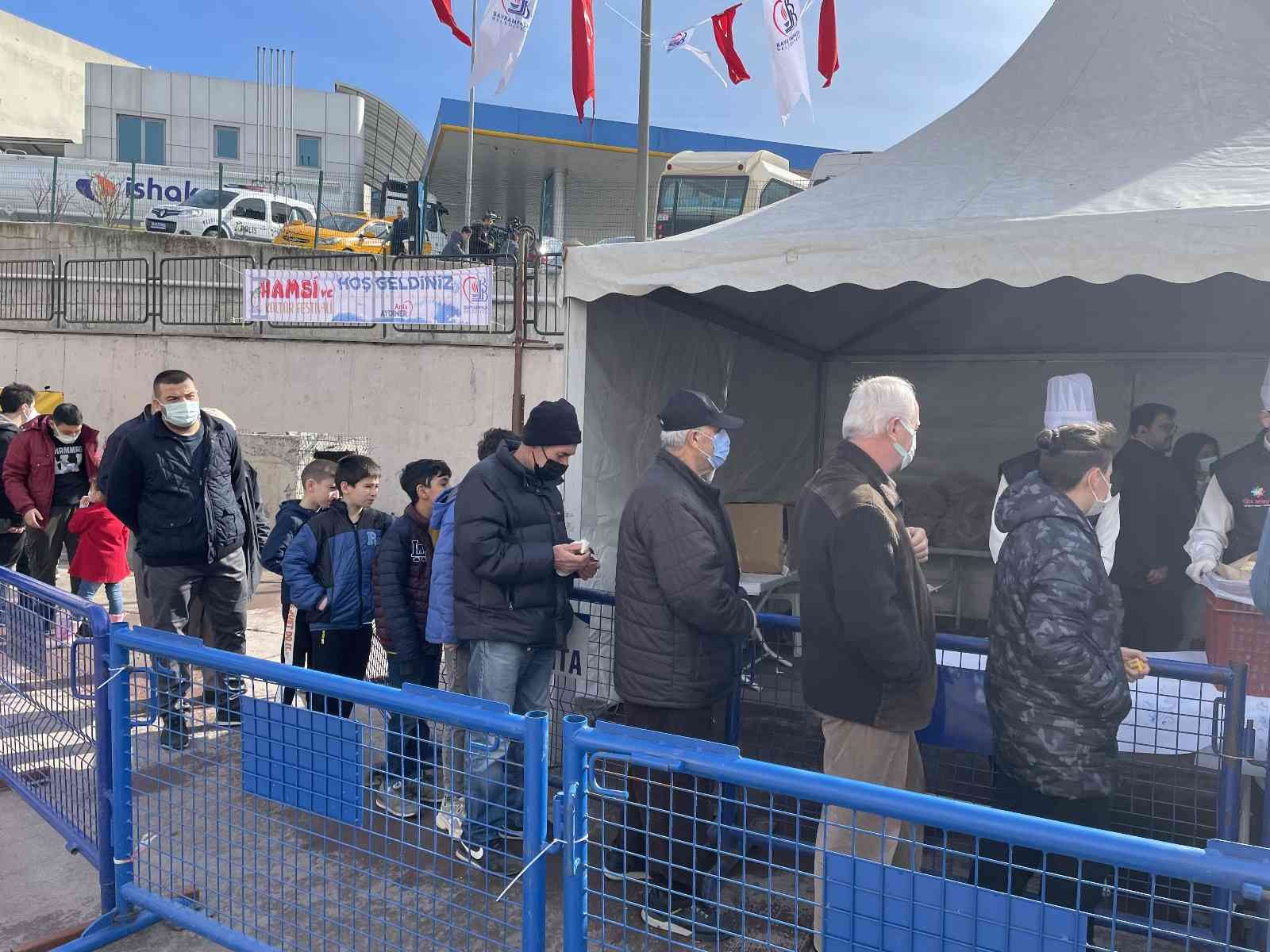 Bayrampaşa’da düzenlenen ‘Hamsi ve Kültür Festivali’nde vatandaşa 4 ton hamsi ikram edildi. Karadenizli sanatçıların sahne aldığı festivalde ...