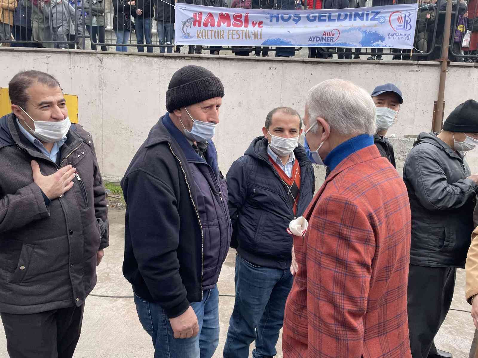 Bayrampaşa’da düzenlenen ‘Hamsi ve Kültür Festivali’nde vatandaşa 4 ton hamsi ikram edildi. Karadenizli sanatçıların sahne aldığı festivalde ...